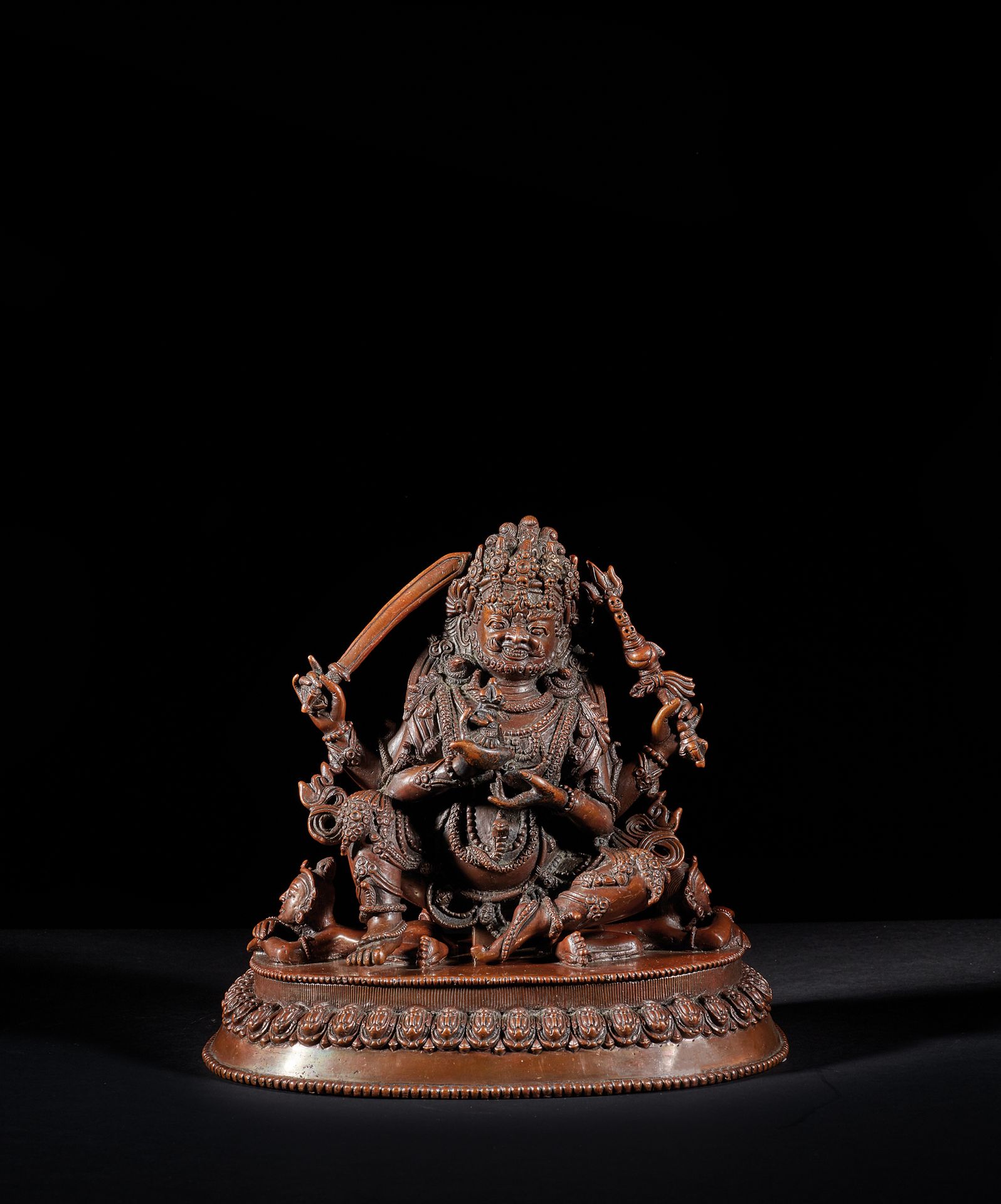 TIBET - Vers 1900 马哈卡拉-查图布贾（四臂）的铜像，以rajalilasana姿势坐在莲花状的基座上，他的双手带有他的属性：剑、三叉戟、菜刀和&hellip;