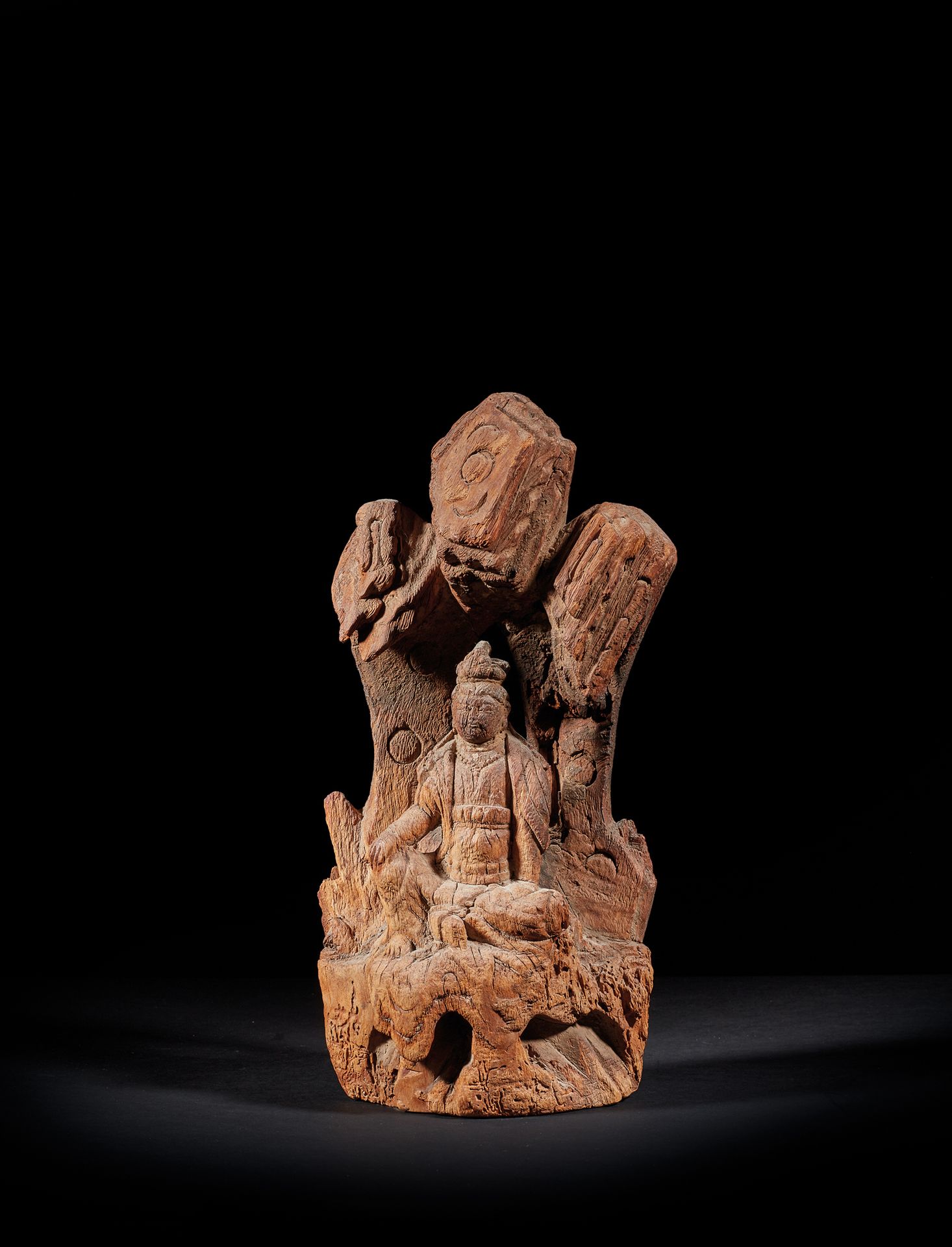 CHINE - Dynastie YUAN (1279 - 1368) Wooden group, Guanyin seated in rajalilasana&hellip;
