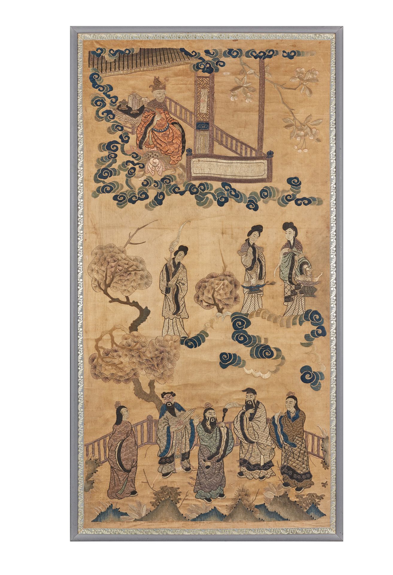CHINE - XIXe siècle 长方形丝板，绣有西王母和云中仙人。(略带绝缘)。
尺寸126 x 63厘米。
在玻璃下装裱。