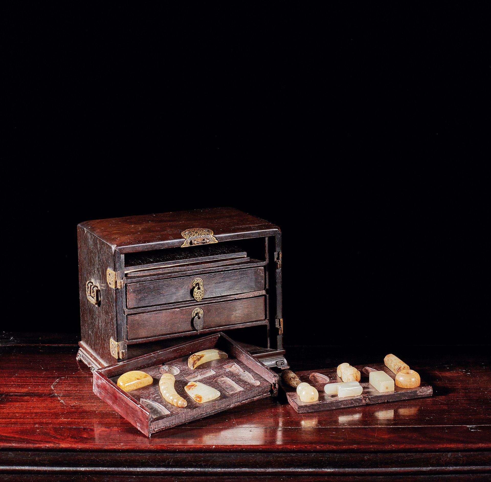 CHINE - Epoque QIANLONG (1736 - 1795) 一个长方形的紫檀木小柜子，开有四个抽屉，其中两个抽屉里放着古朴的软玉雕刻的文房四宝：&hellip;