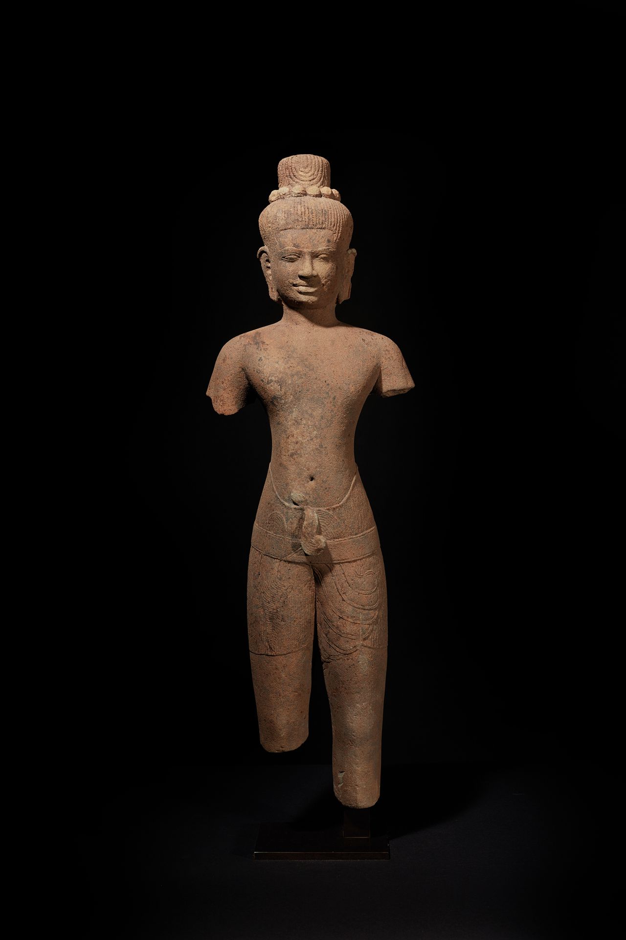 Null Statua in arenaria grigia di Shiva, in piedi, con dhoti plissettato, occhi &hellip;