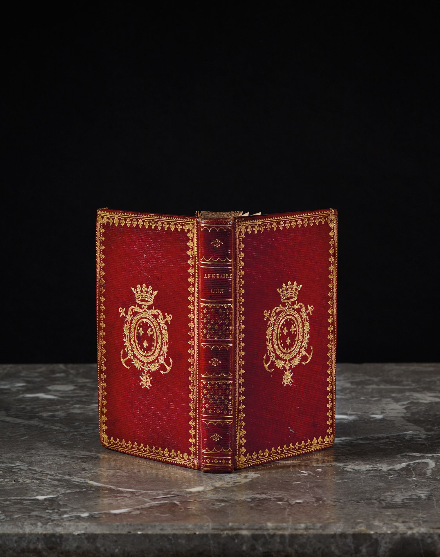 Null [ANNUAIRE]
1815年经度局提交给国王的年鉴。巴黎，Veuve Courcier于1814年出版。12开本，长纹红色摩洛哥，板面上有以安古兰&hellip;