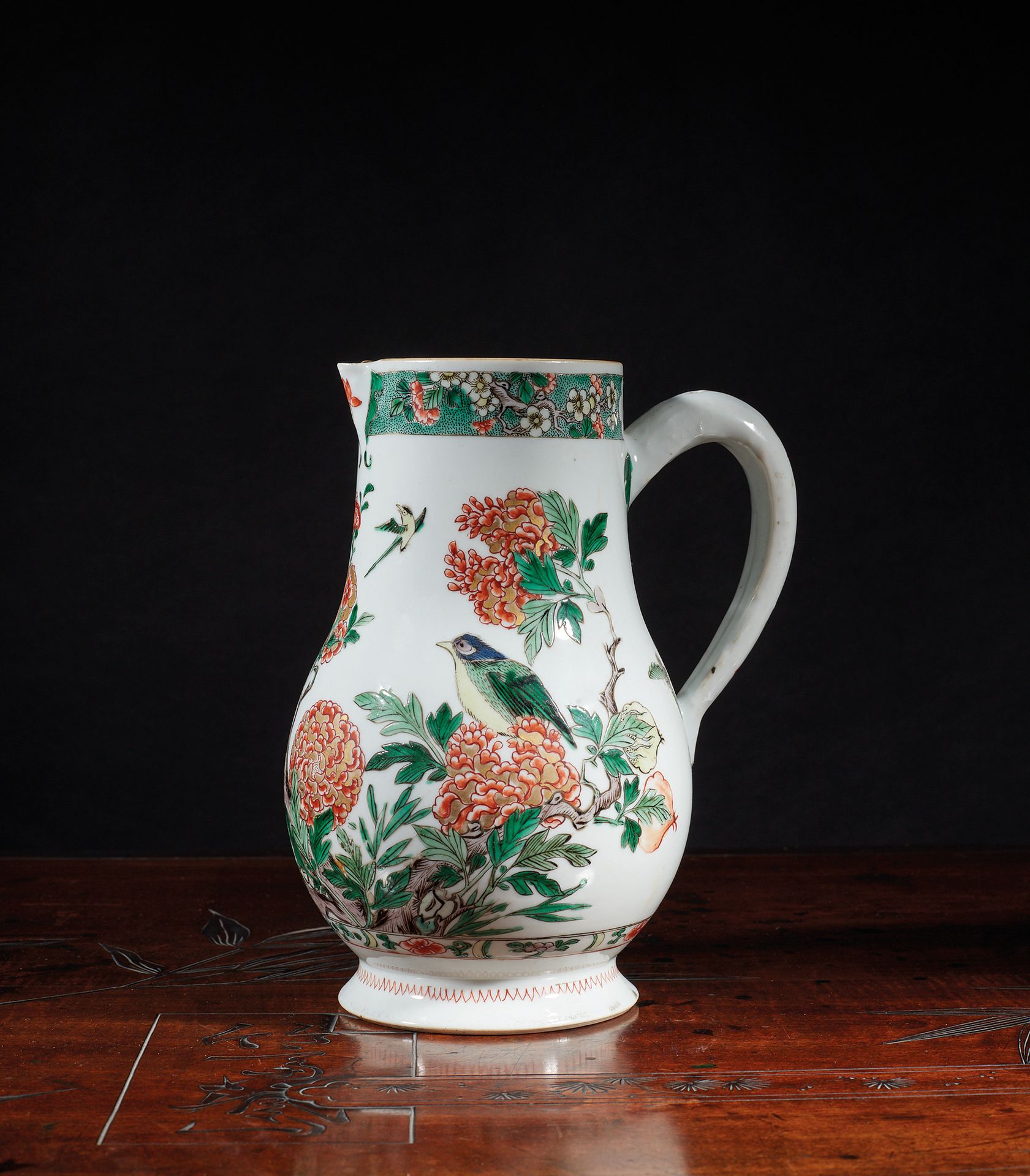 Null 瓷罐以绿色家族多色珐琅彩装饰，牡丹花枝上的翠鸟。
中国 - 康熙年间 (1662 - 1722)
H.21,7 cm