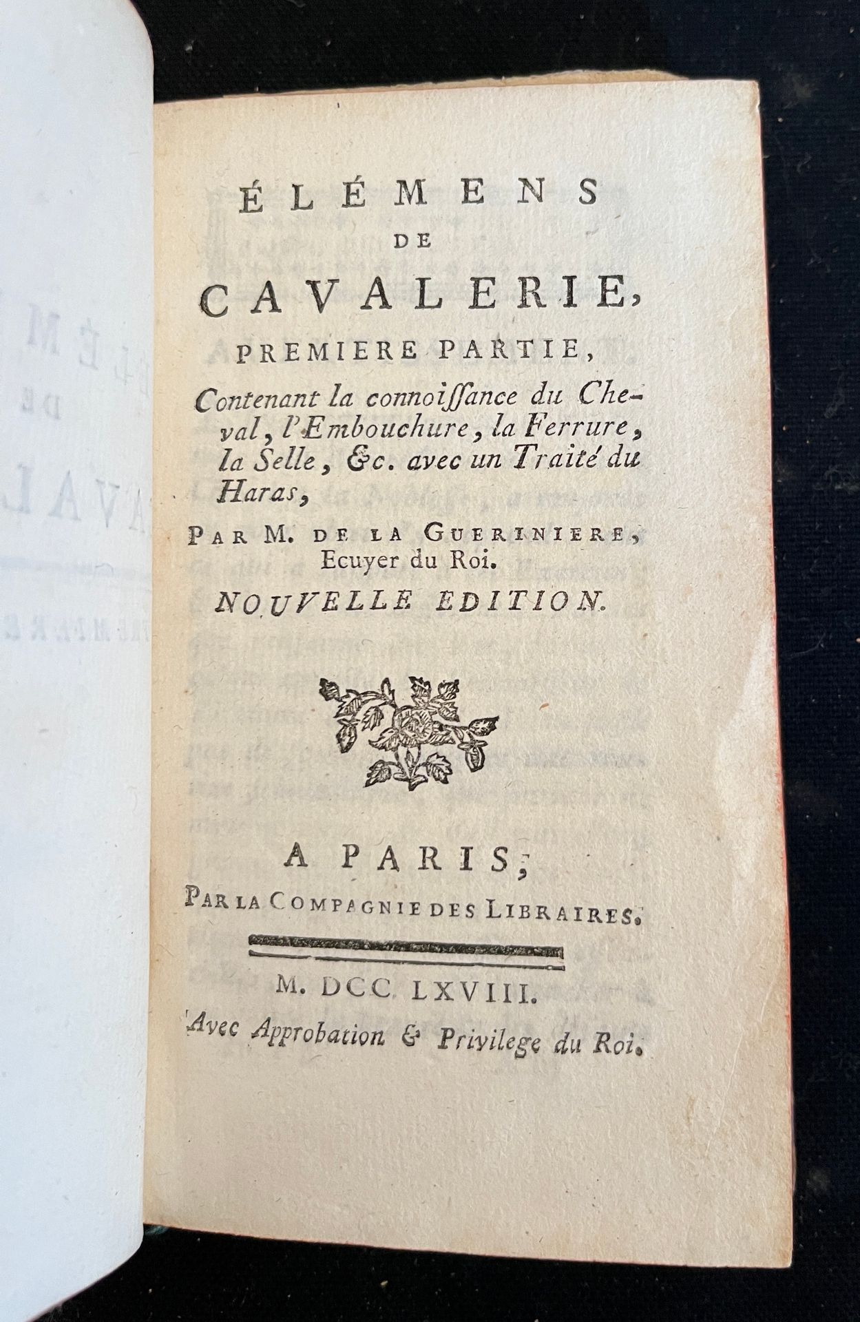 M.De la GUERINIERE, écuyer du roi 骑马的细节。巴黎，由图书公司1768年出版。两卷，12开本，全小牛皮，书脊有装饰。