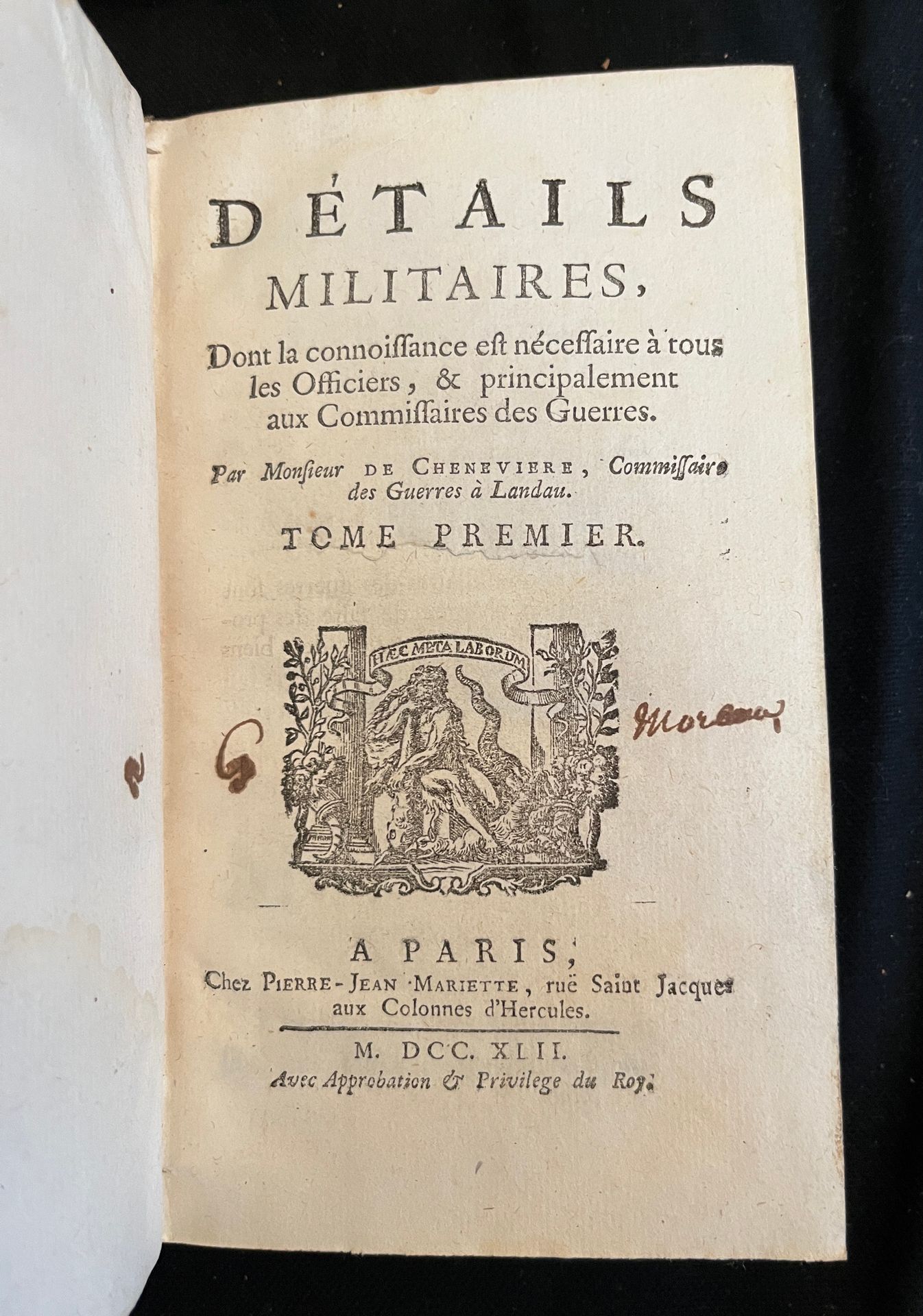 M.De CHENEVIERE Détails militaires.巴黎，chez Mariette 1742年。2卷8开本，书脊有装饰