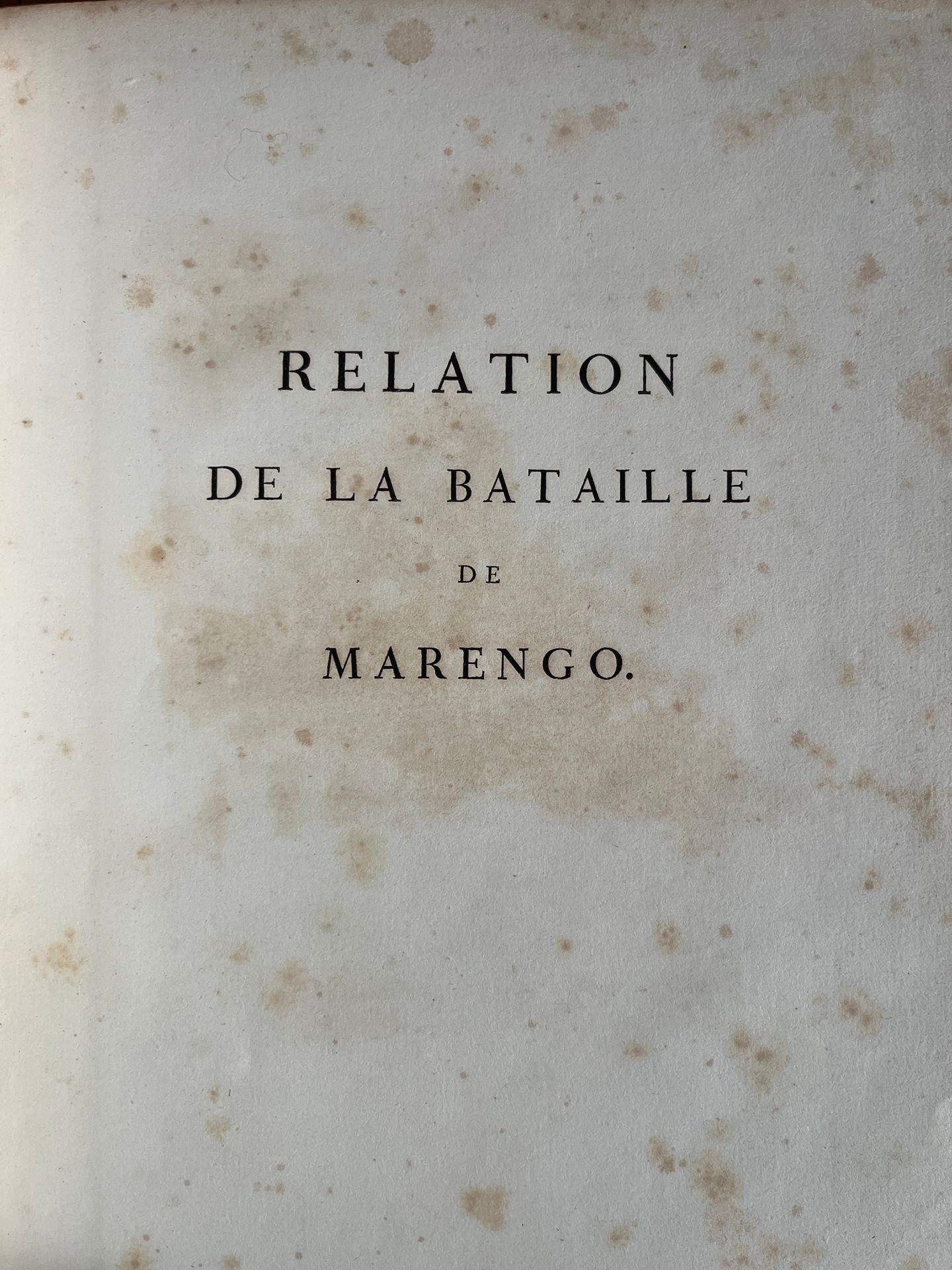 Null [战役]
马伦戈之战的关系。巴黎，亚历克斯-贝尔蒂埃1806年著。
4开本，全绿色小牛皮，花边上镶有皇帝的手臂，两张折叠式地图
与婚姻有关的仪式的联合&hellip;