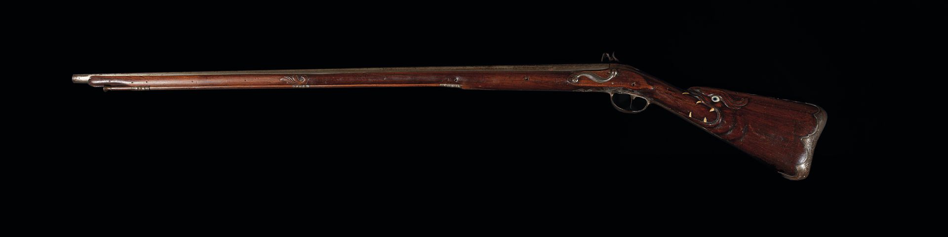 Null 燧发枪狩猎步枪
平锁枪管，铁制配件，胡桃木枪托上有奇妙的动物装饰
18世纪
长130厘米