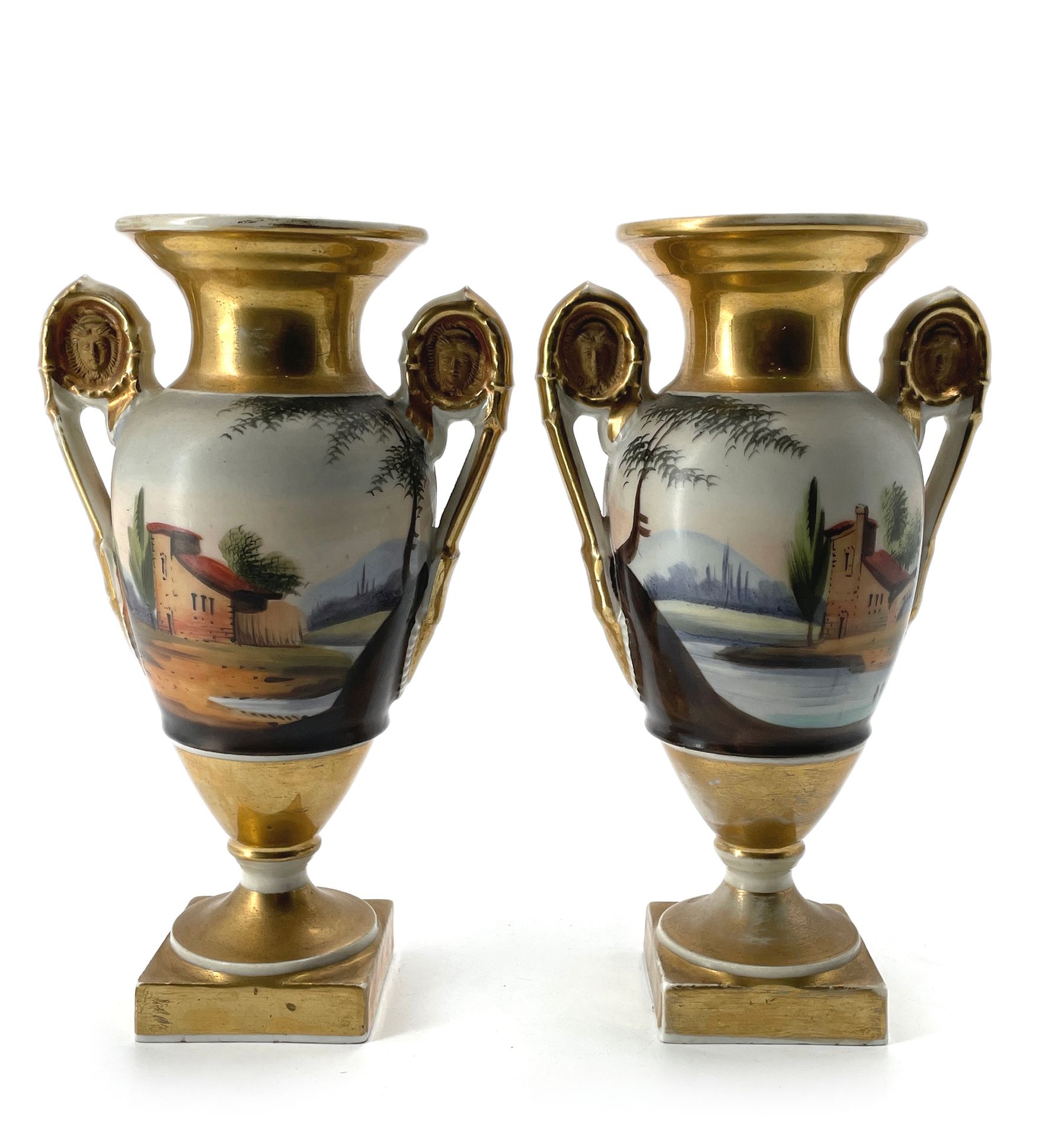 Vieux Paris Paire de vases sur piedouche sur socle carré, polychrome en porcelai&hellip;