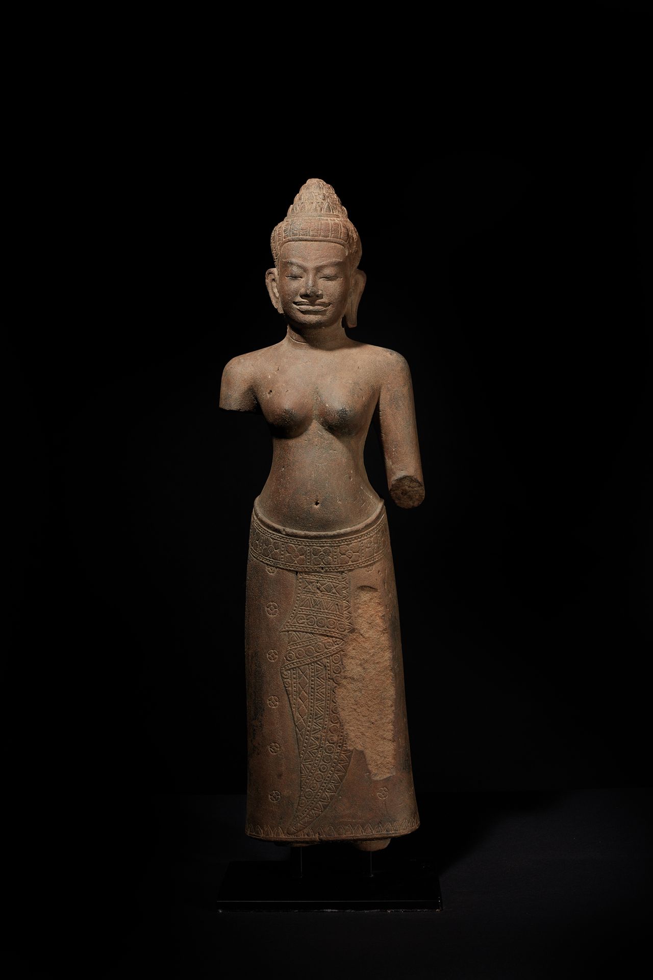 Null Stehende Uma-Statuette aus grauem Sandstein, bekleidet mit einem blumenverz&hellip;