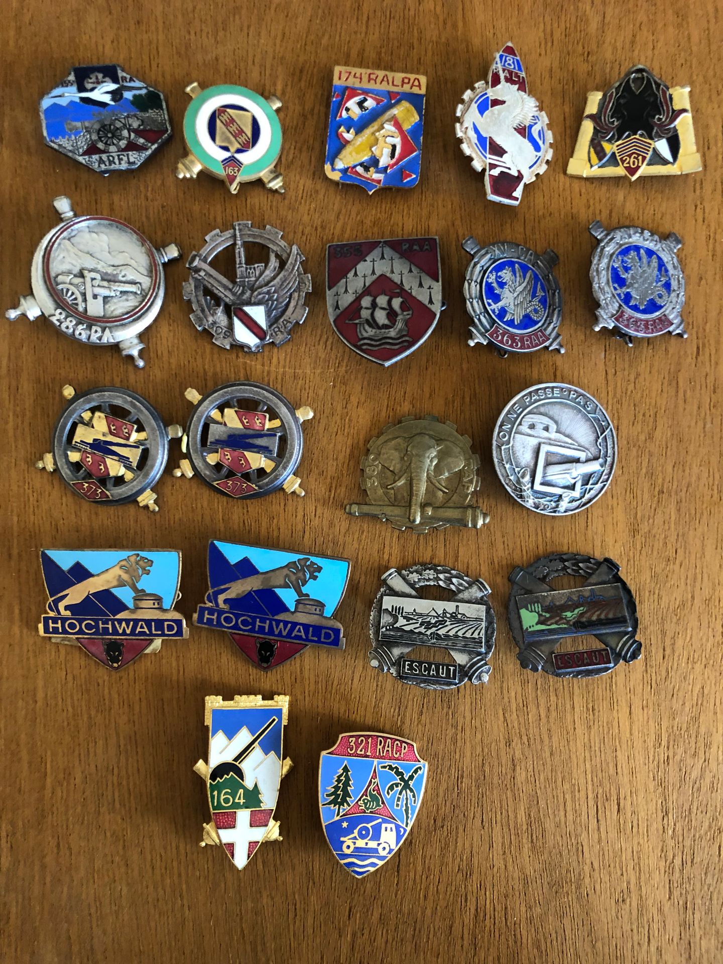 Null 20 pre-war and 1939-40 artillery badges (including 2 refrappes) and fortifi&hellip;