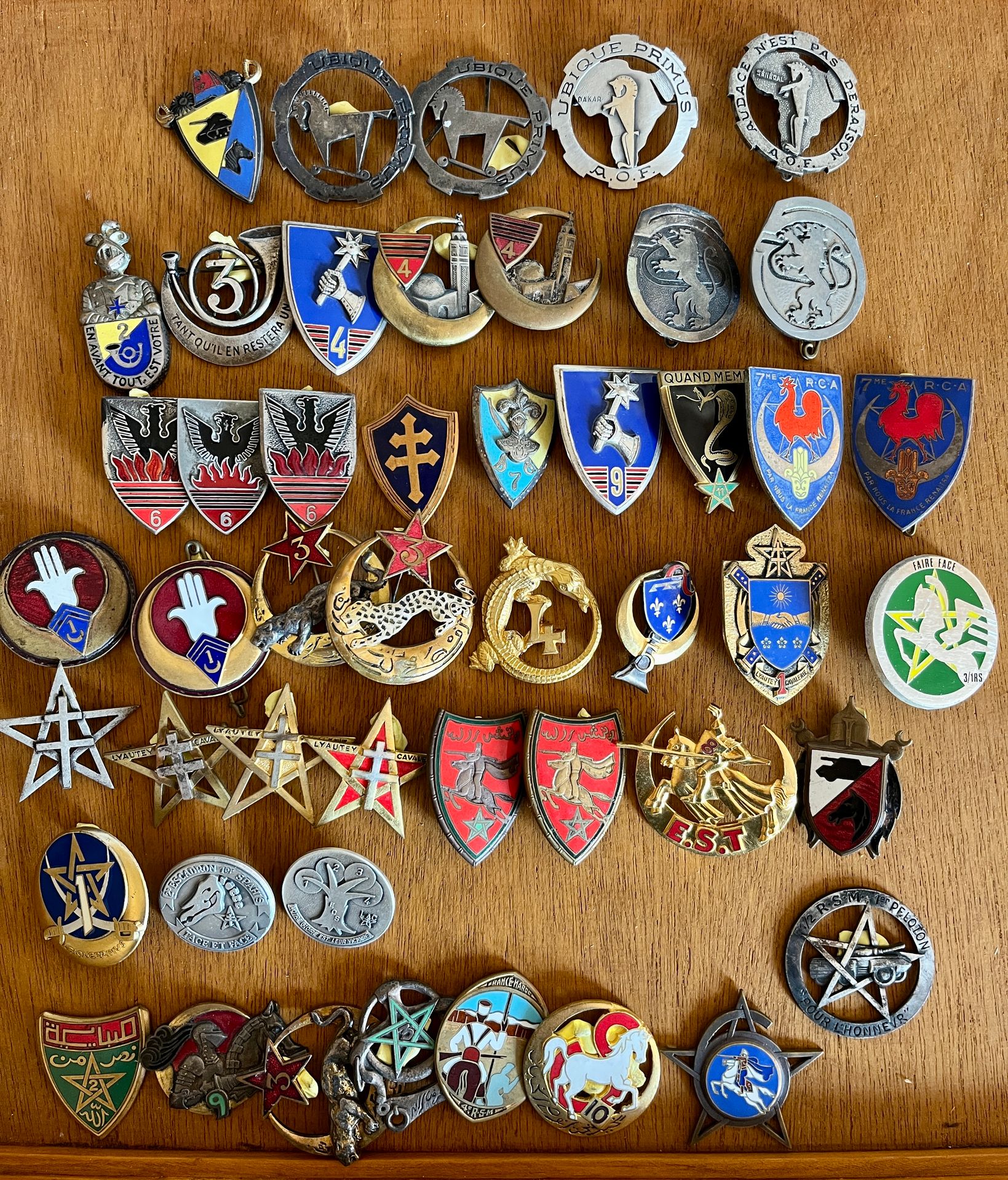 Null 22枚非洲军团徽章和27枚Spahis徽章，缺少重新包装和附件。