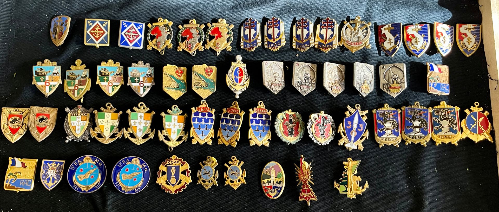 Null 54 insignias de la Artillería Colonial, incluidas las dañadas y reutilizada&hellip;