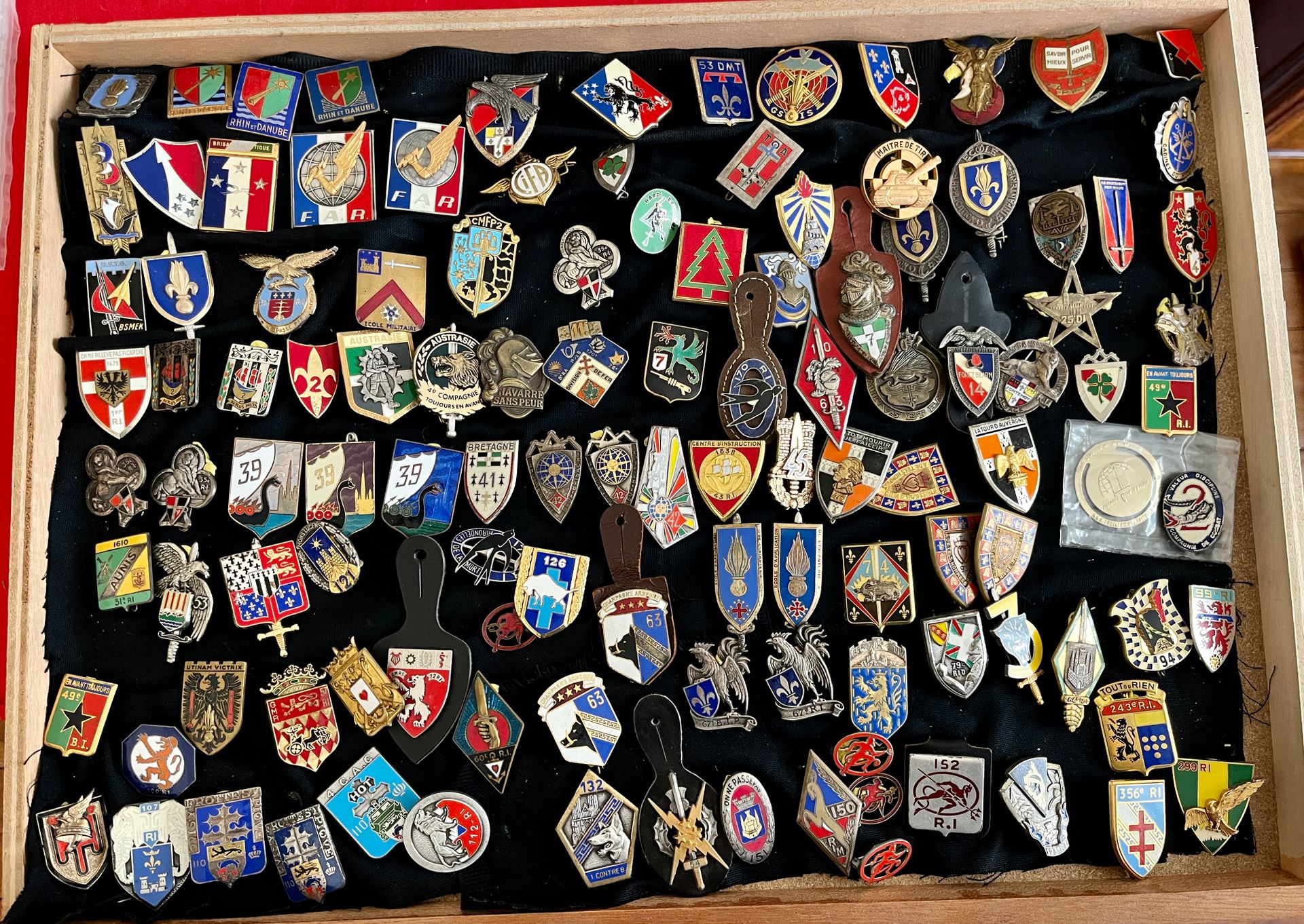 Null 117 badges of Infantry, Divisions, regiments qq refrappes