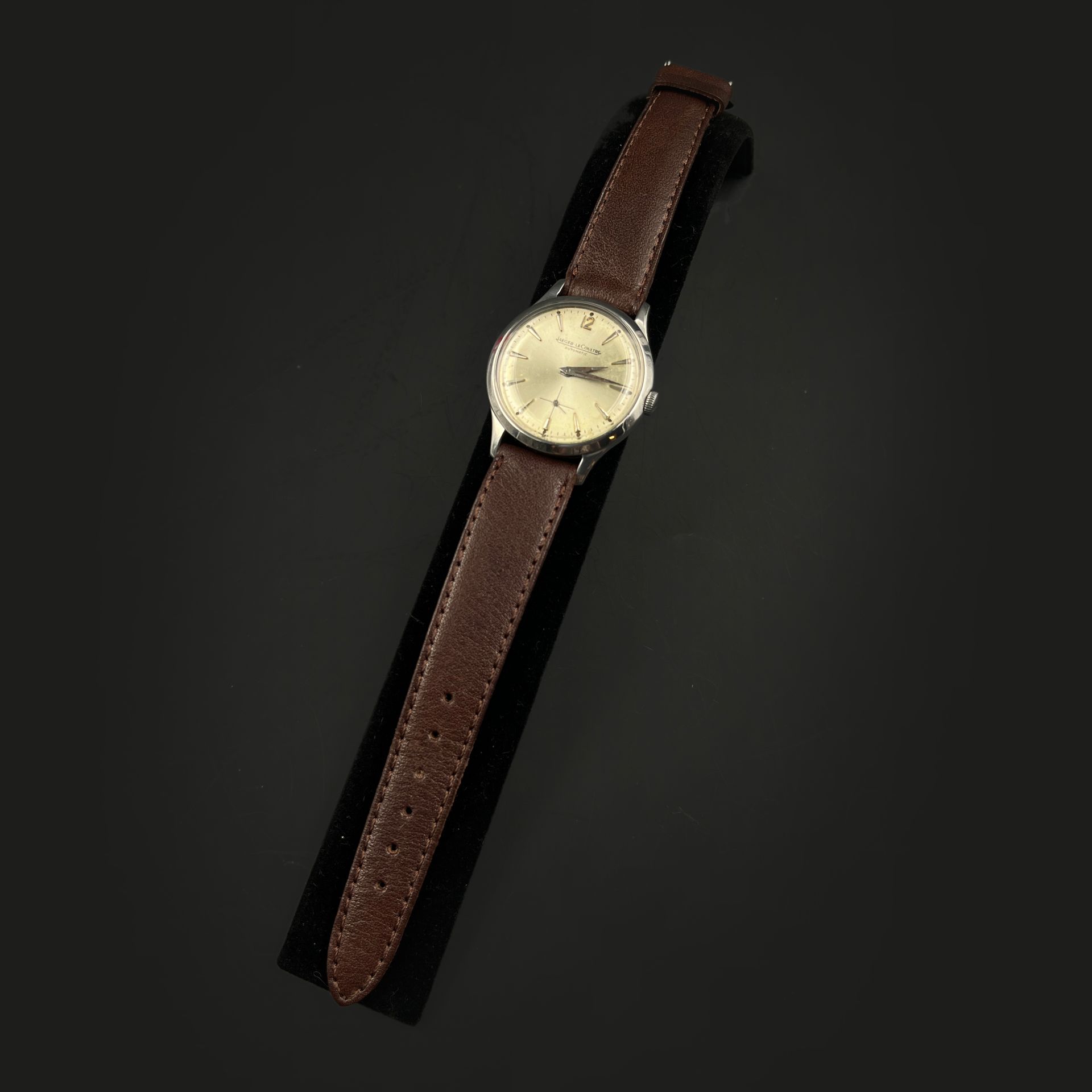 Jaeger-LeCoultre, n°649016, vers 1950 经典精钢腕表，旋入式表背，银色表盘，立体时标和6点钟位置的秒针。自动上链机械机芯，带&hellip;