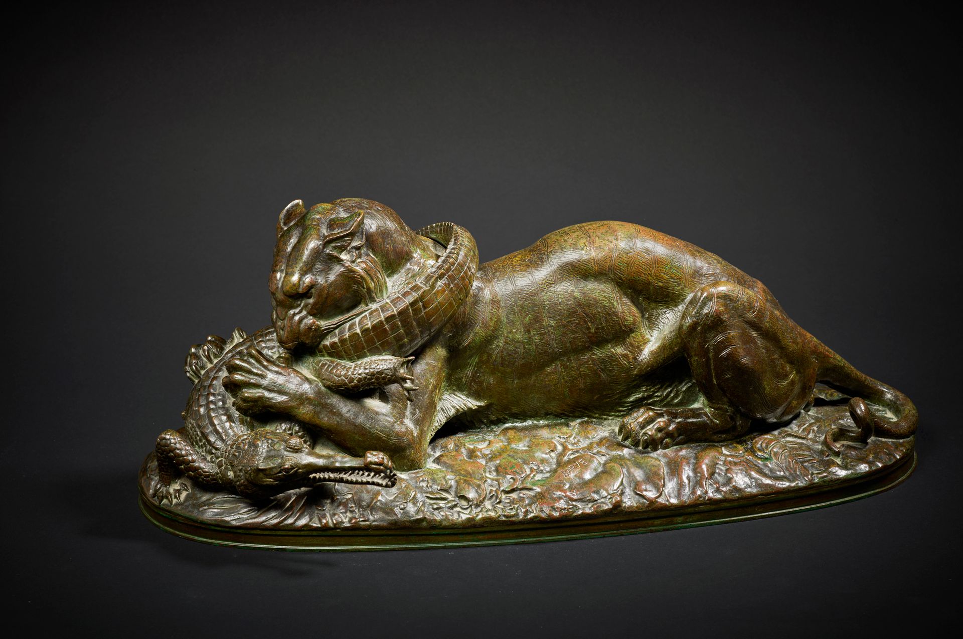 Antoine Louis BARYE (1796-1875) 老虎吞食食人鱼
青铜，有双重铜锈，平台上有签名
H.20.5厘米 宽51厘米 深20厘米