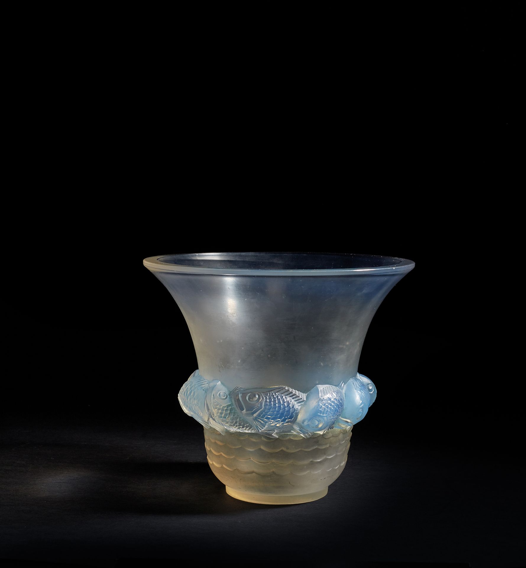René LALIQUE (1860-1945) Vase évasé “Piriac”, dessin de 1930, en verre opalescen&hellip;