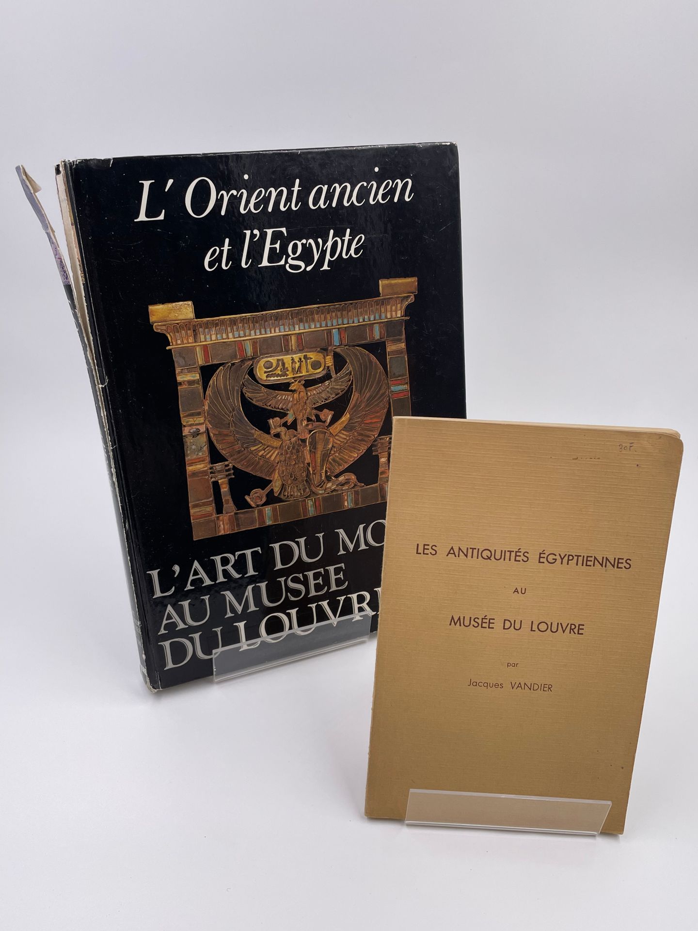 Null 2 volumi : 
- Les Antiquités Égyptiennes au Musée du Louvre", Jacques Vandi&hellip;