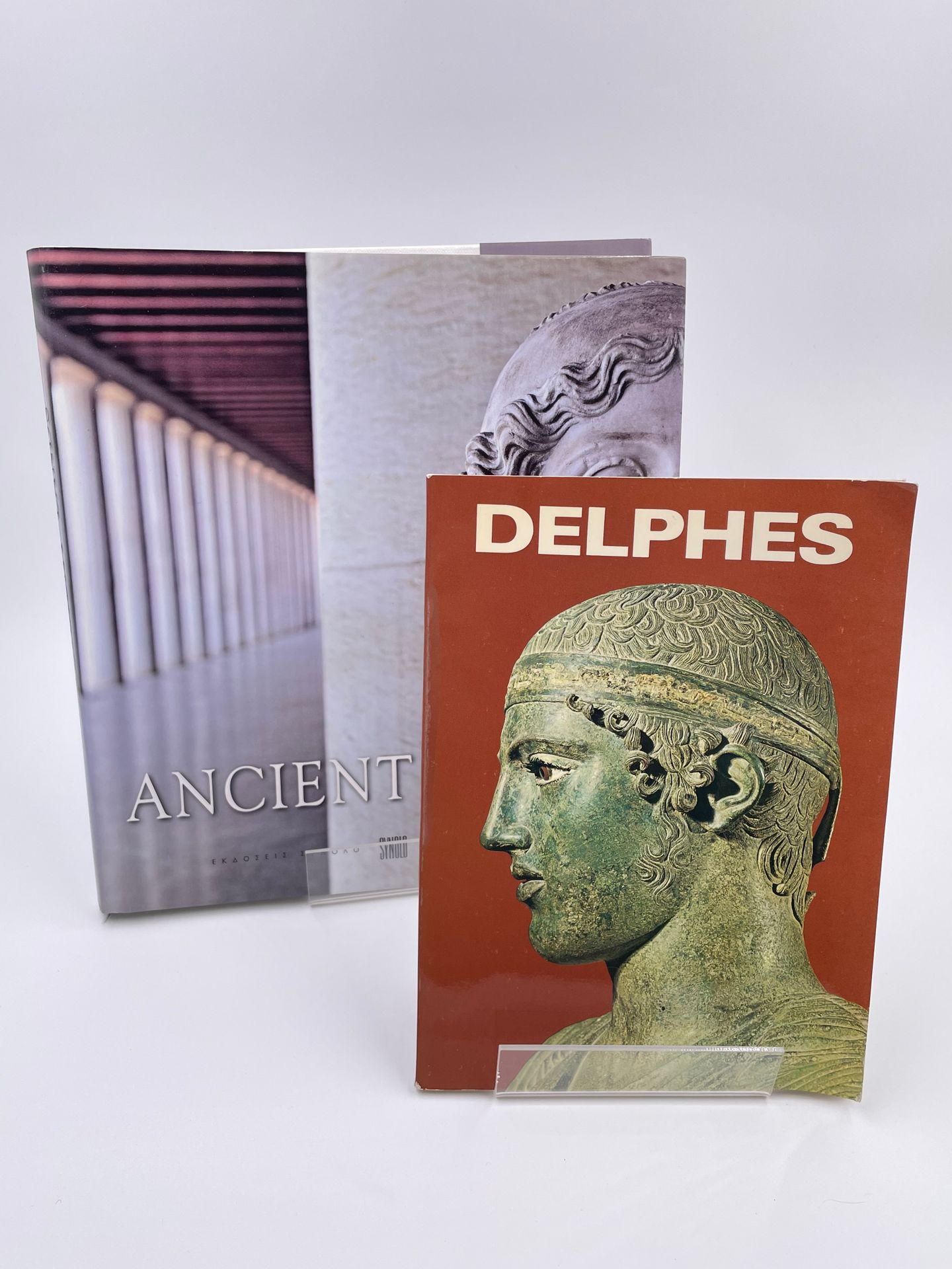 Null 2卷。 
- 希腊的圣地和博物馆，Delphi"，Rachel Misdrachi-Kapon，Orpheus出版，1976年
- 古代土地》，Tha&hellip;