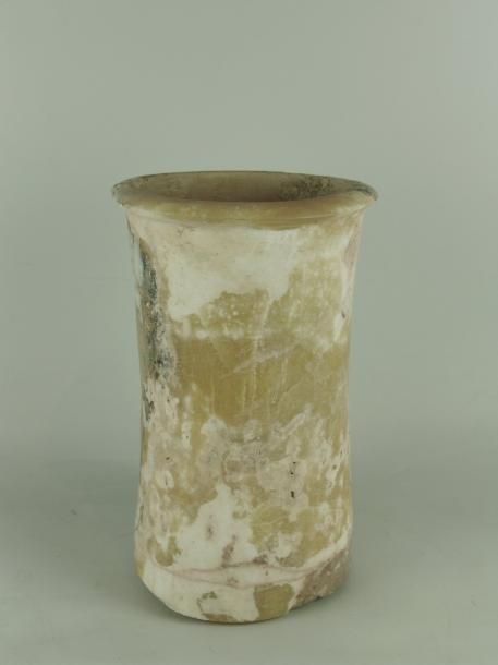 Null Vase de forme cylindrique en albâtre. H: 23 cm D: 14 cm