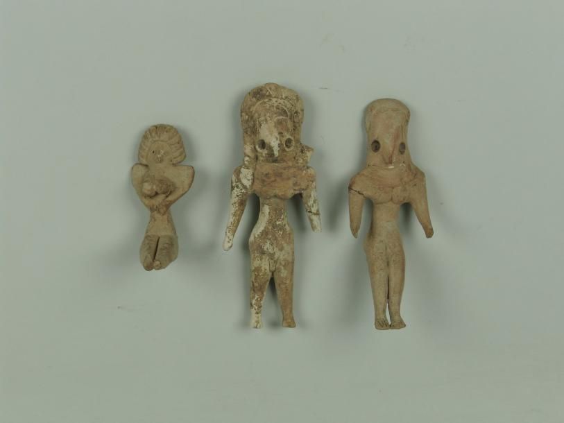 Null Trois idoles féminines. En terre cuite. H: 6.5 à 9.5 cm