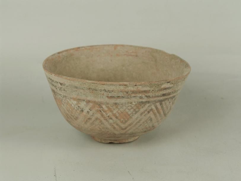 Null MEHRGARH (3000 av. J.C.) Bol en terre cuite à décor peint en brun. H: 6 cm &hellip;