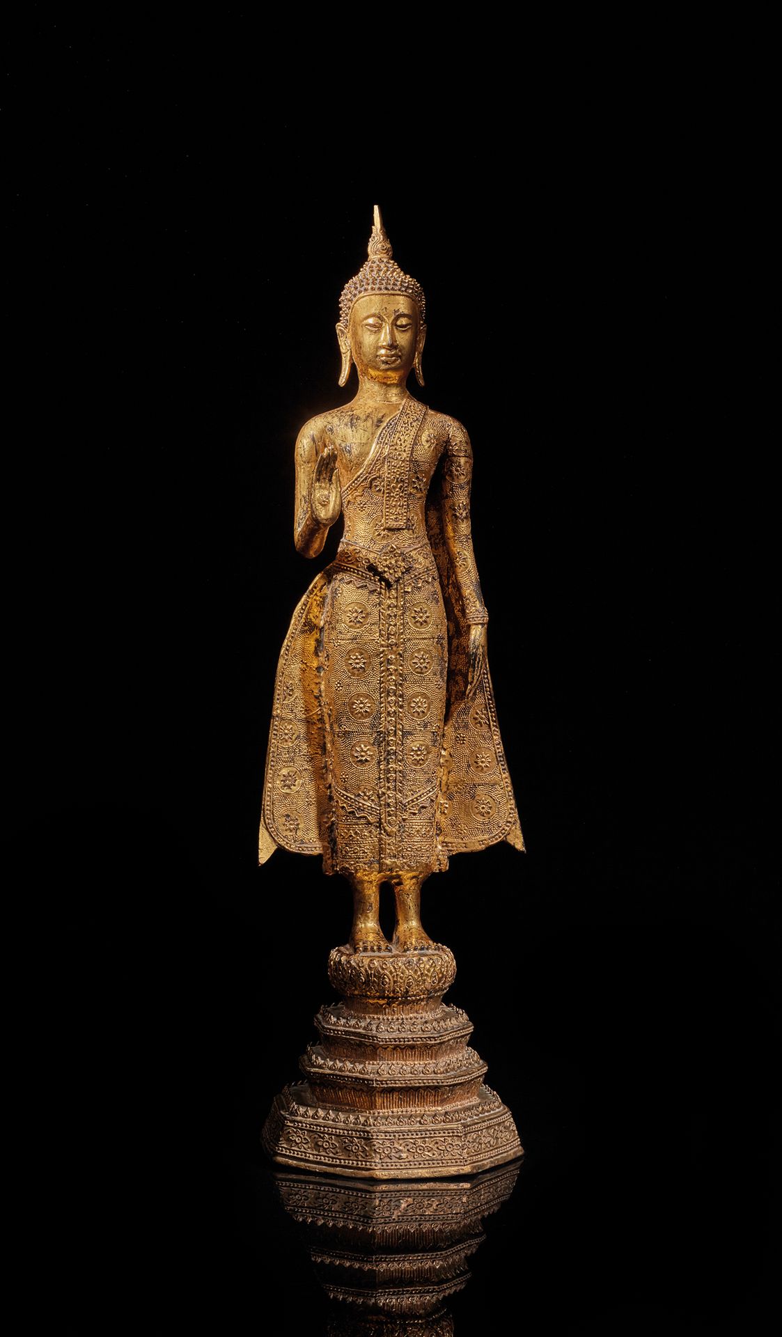 Null Statuette de bouddha en bronze laqué or, debout sur un socle, la main droit&hellip;