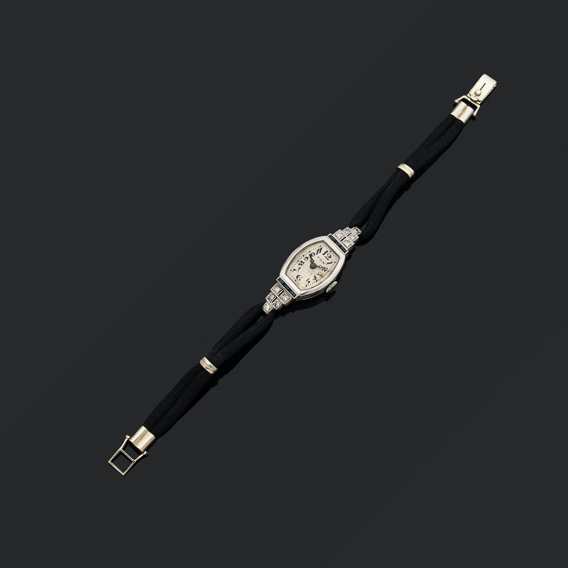 FOX, vers 1930 Petite montre de dame de forme tonneau, carrure gravée, anses ser&hellip;