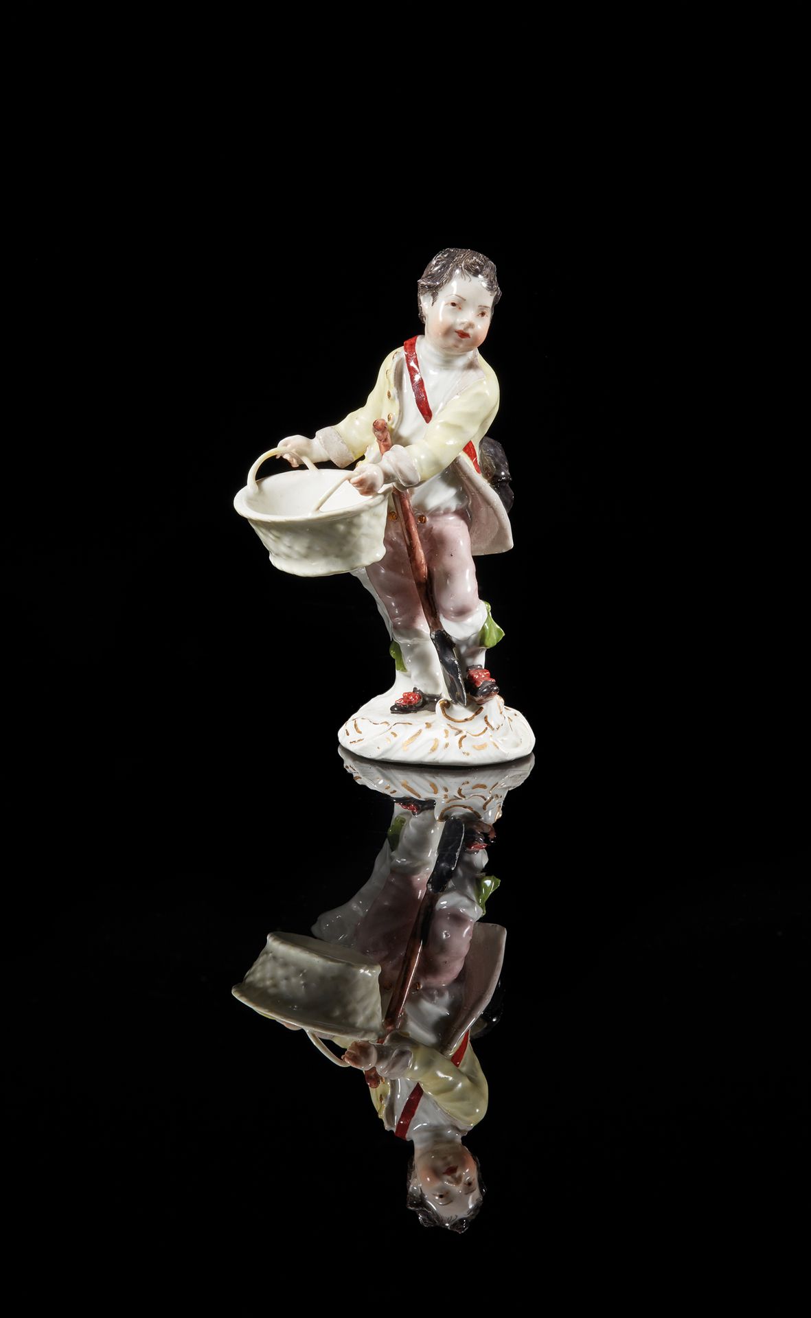 MEISSEN Statuetta raffigurante un giovane che regge un cesto di vimini a due man&hellip;