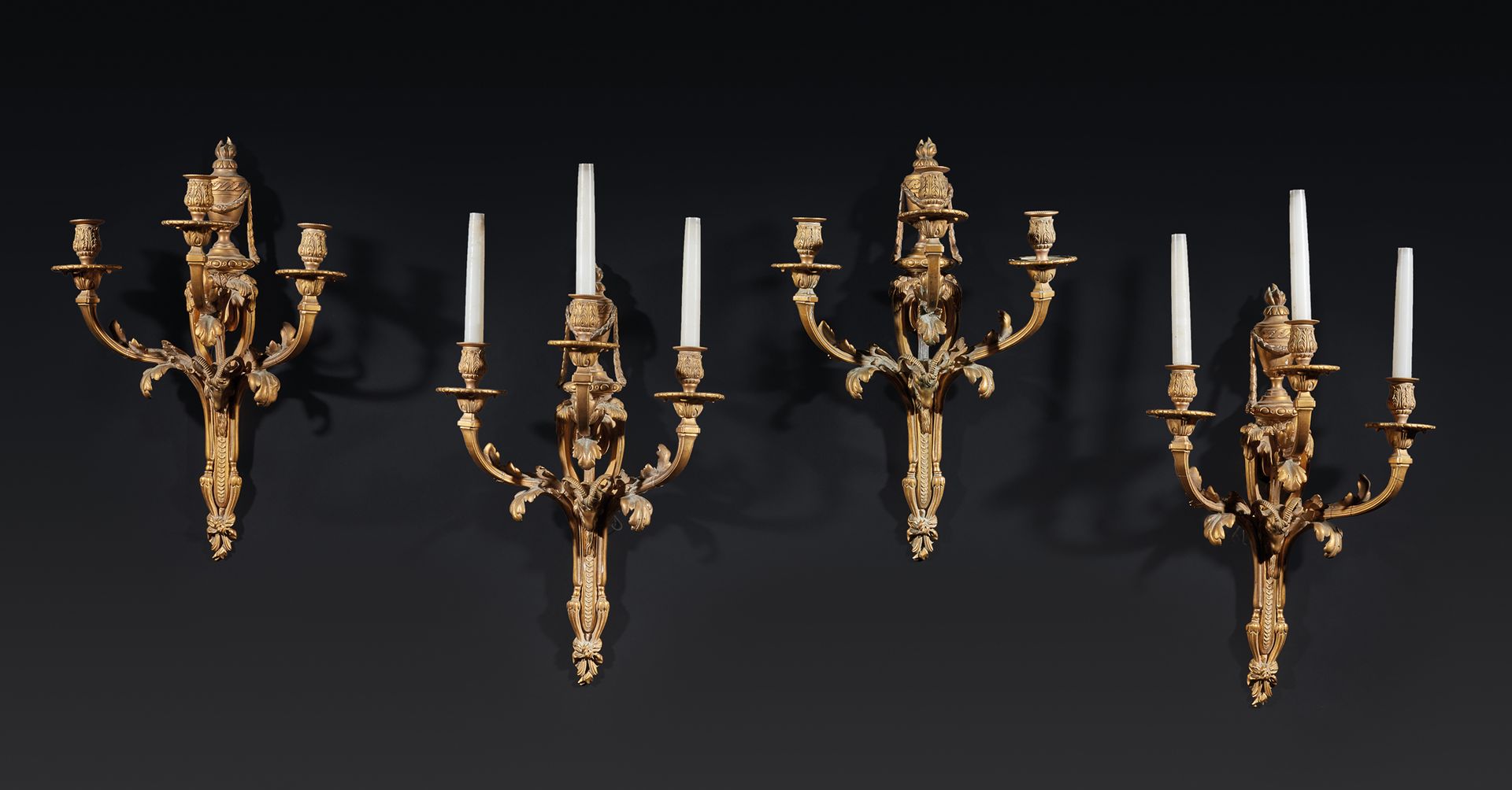 Null Suite de quatre appliques à trois bras de lumières en bronze doré à décor d&hellip;
