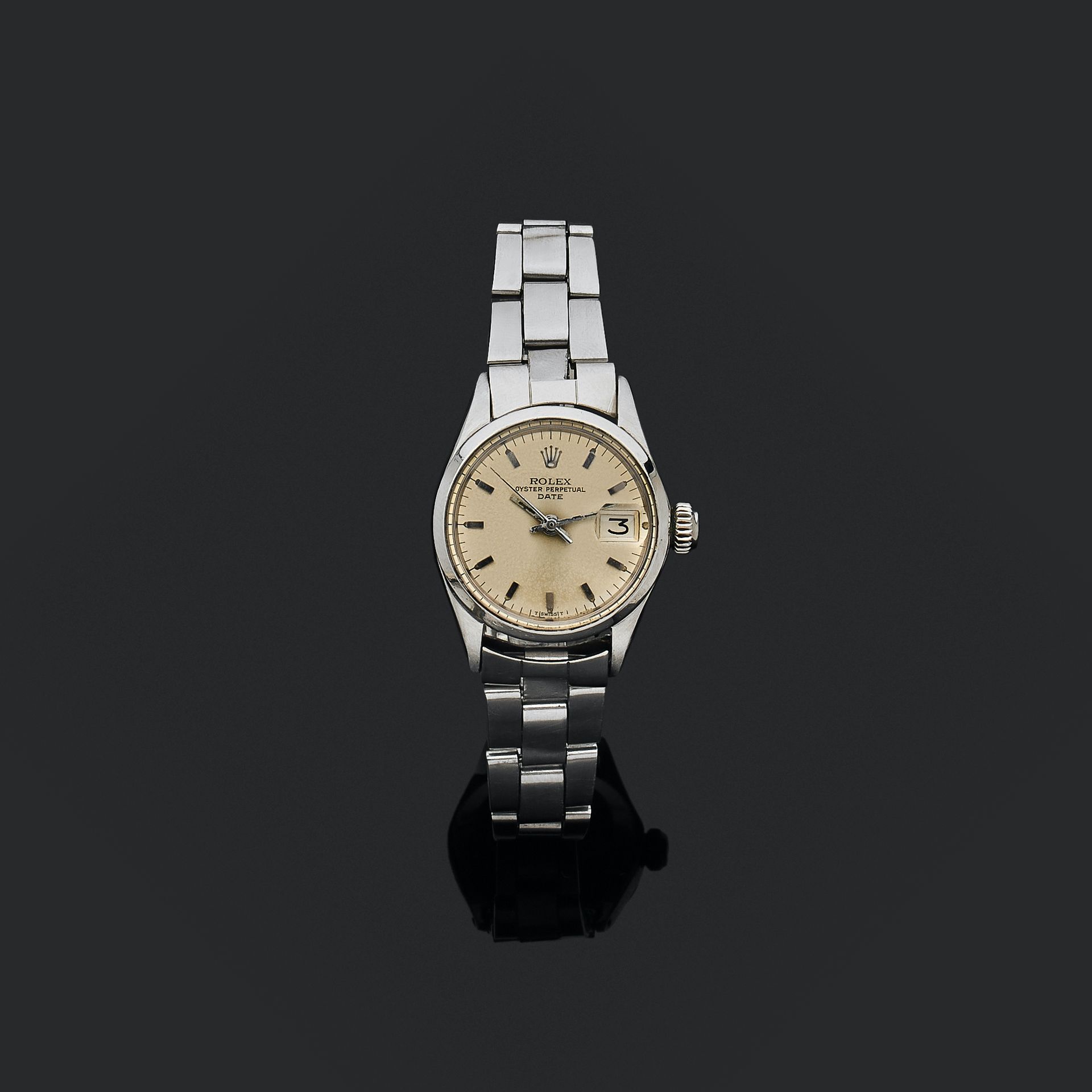 ROLEX, Lady Oyster date, réf. 6516, n° 2471450, vers 1970 精钢女装腕表，银色表盘，立体时标，夜光指针和&hellip;