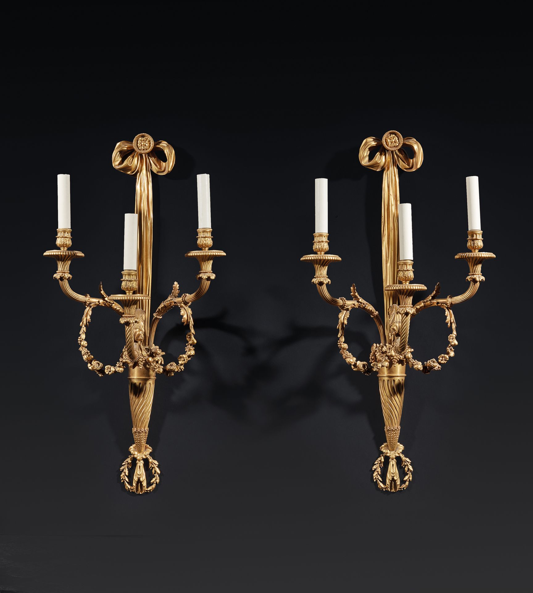 Null Paire d'appliques en bronze doré à trois lumières, décor de noeud et frise &hellip;