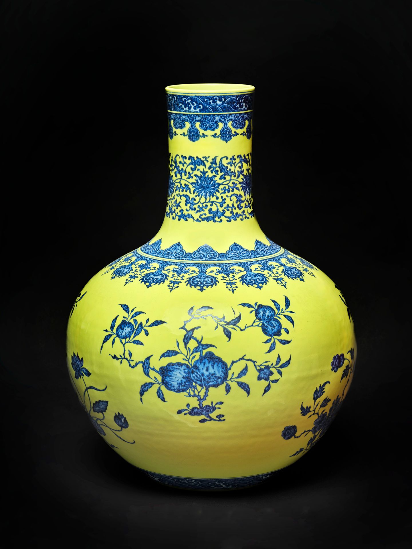 Null Vase de forme tianqiuping en porcelaine bleu blanc, émaillé jaune à décor d&hellip;