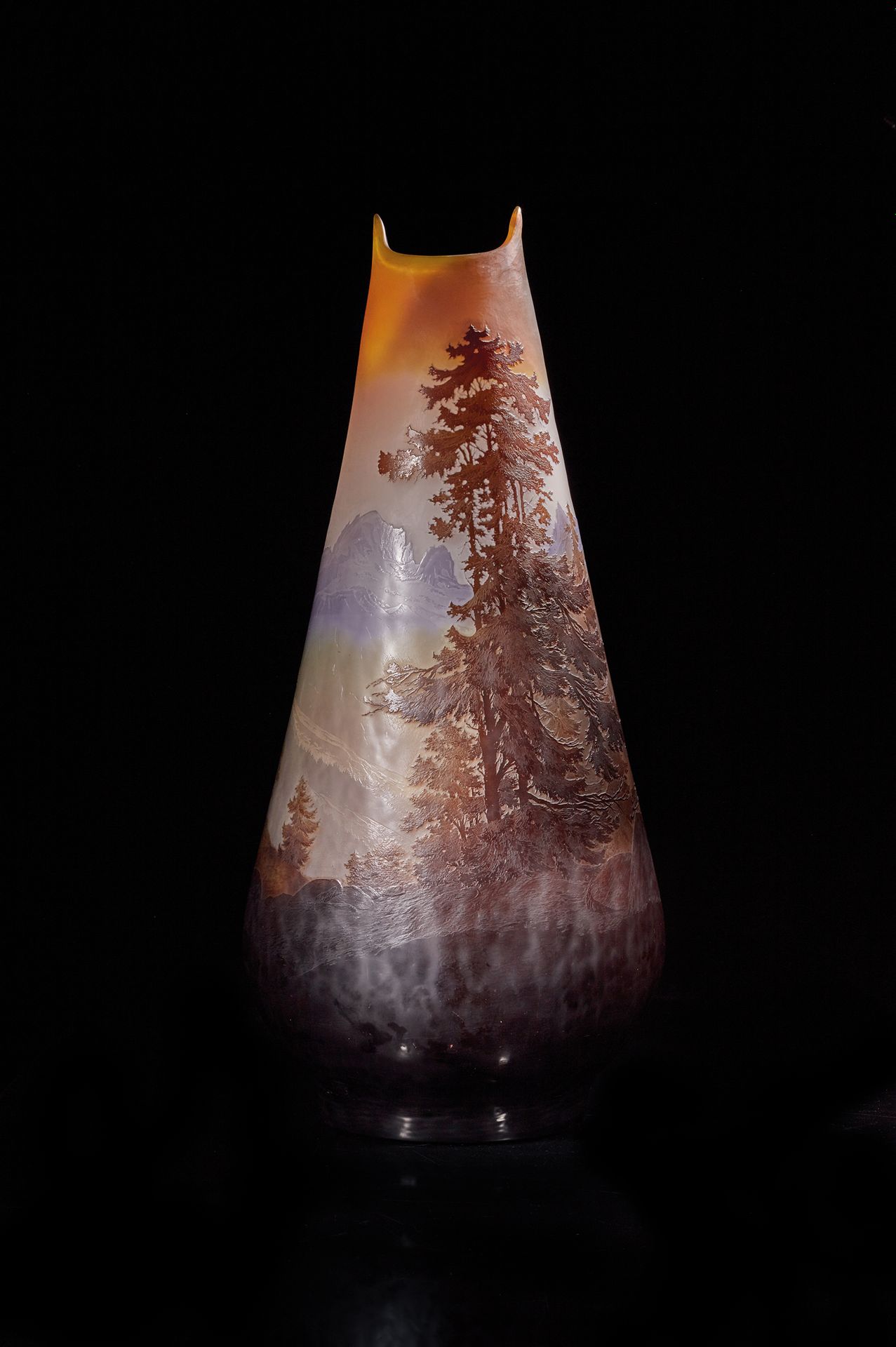 Établissement GALLE Vase en verre multicouche de forme ovoïde à col cintré étiré&hellip;