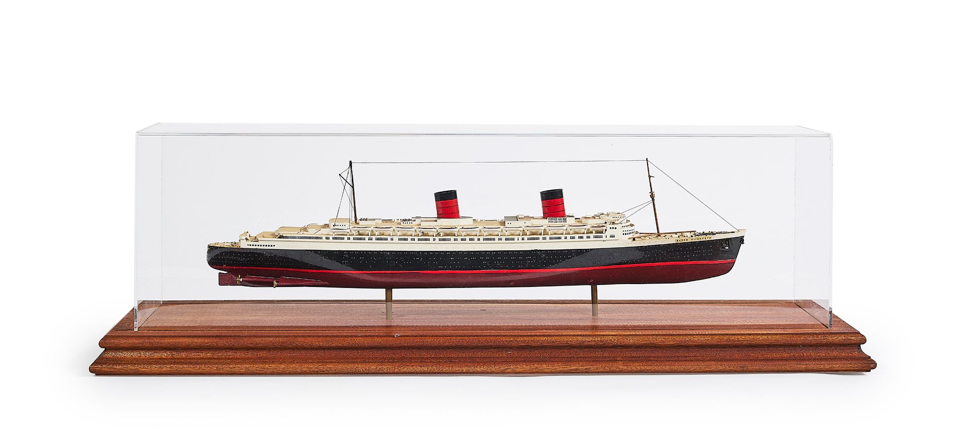 Null Painted resin model of Cunard Line's RMS "Queen Elizabeth" (1938) with glas&hellip;