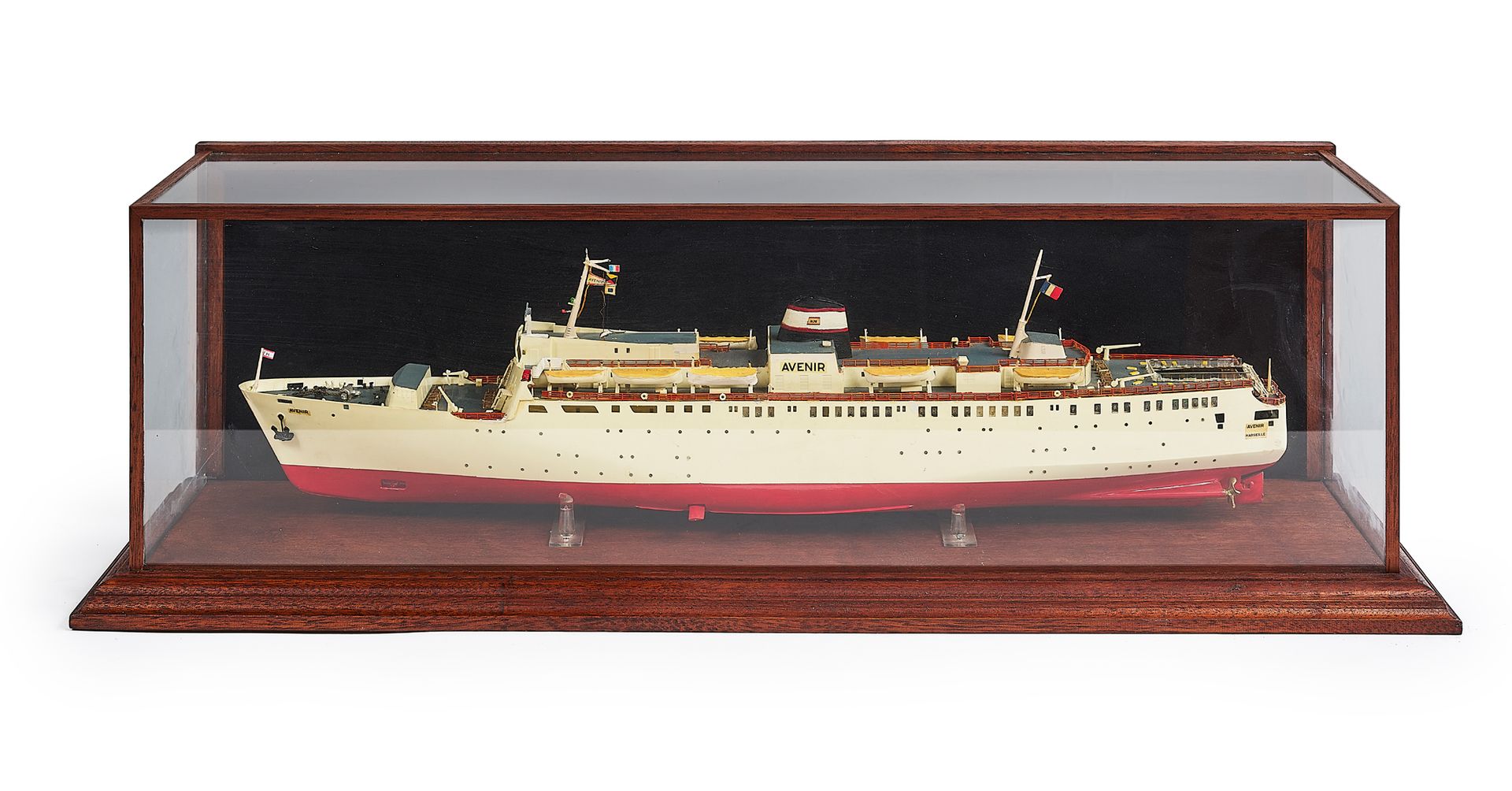 Null Resin-lacquered model of the SS Avenir sur ber with its glass and wood disp&hellip;