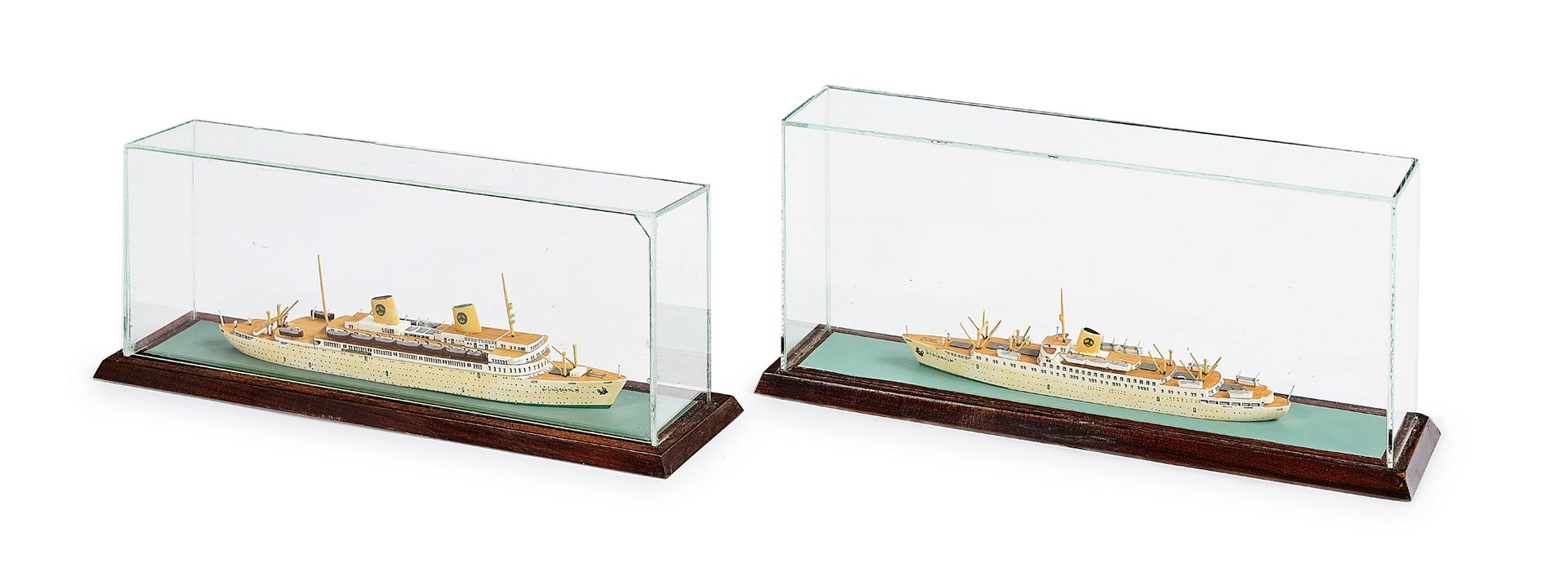 Null Deux fines maquettes miniatures à l'échelle 1/1000ème de navires en bois po&hellip;