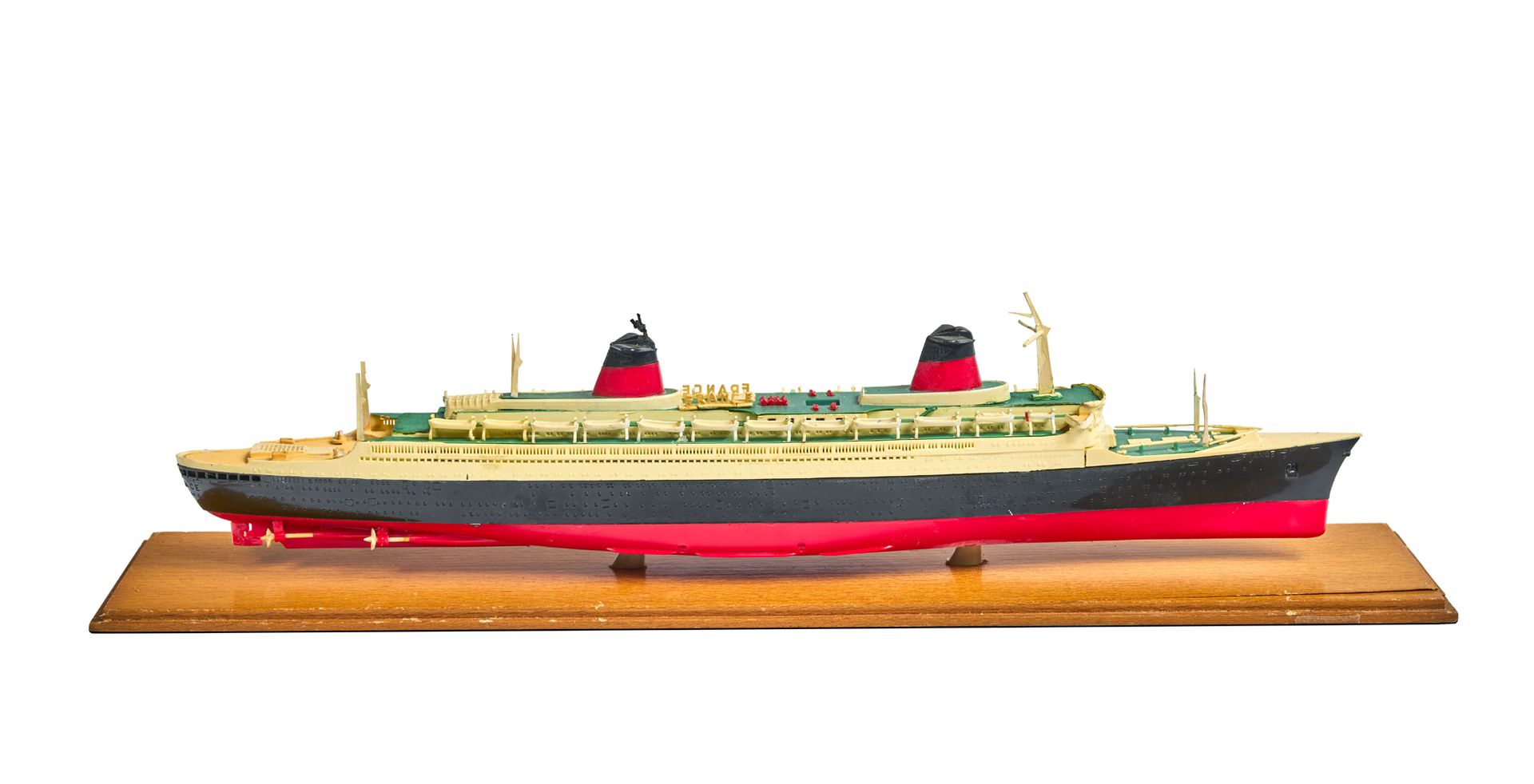 Null Model of the SS "France" in painted resin, finely detailed, in a wood and g&hellip;