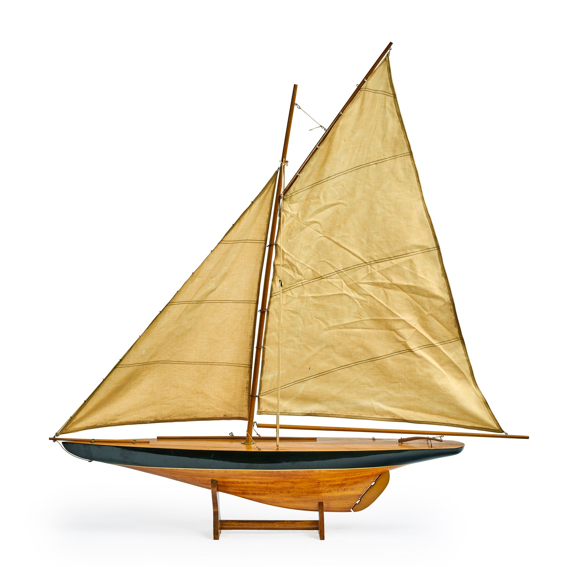 Null Fine maquette de yacht coque en bois à grééement aurique sur son ber
XXème &hellip;