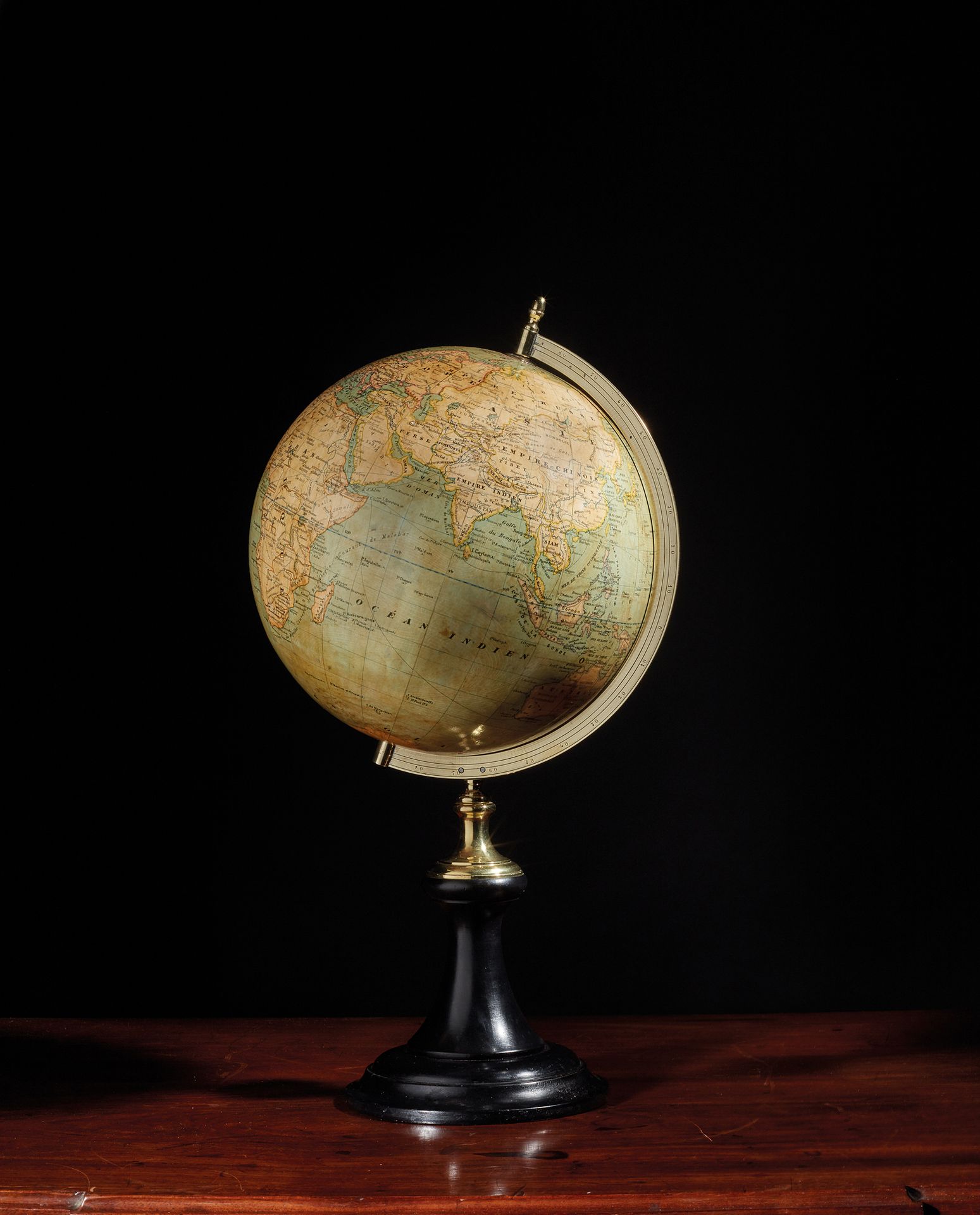 Null Globe terrestre
Montage par demi-méridien en laiton gradué sur un pied tuli&hellip;