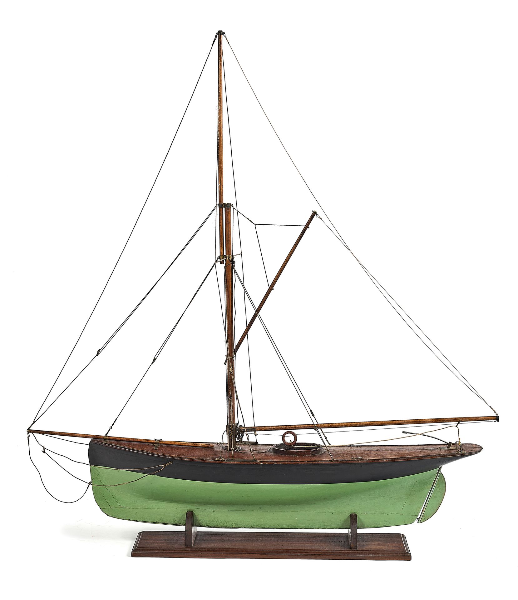 Null Fine maquette du yacht de course à voile aurique en bois
Fin XIXème siècle
&hellip;