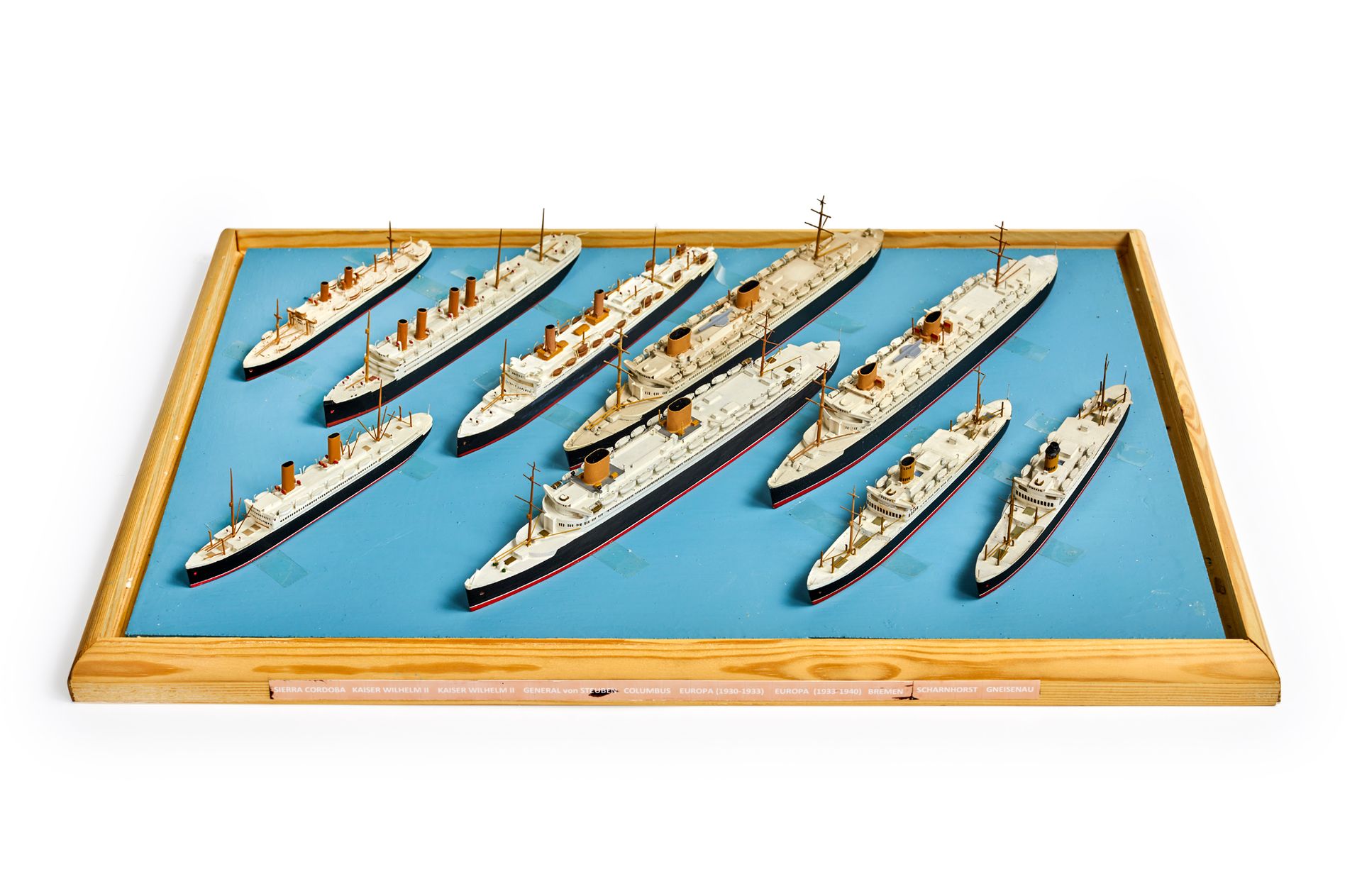 Null Nove modelli di NDL (North German Lloyd) in miniatura in legno al galleggia&hellip;