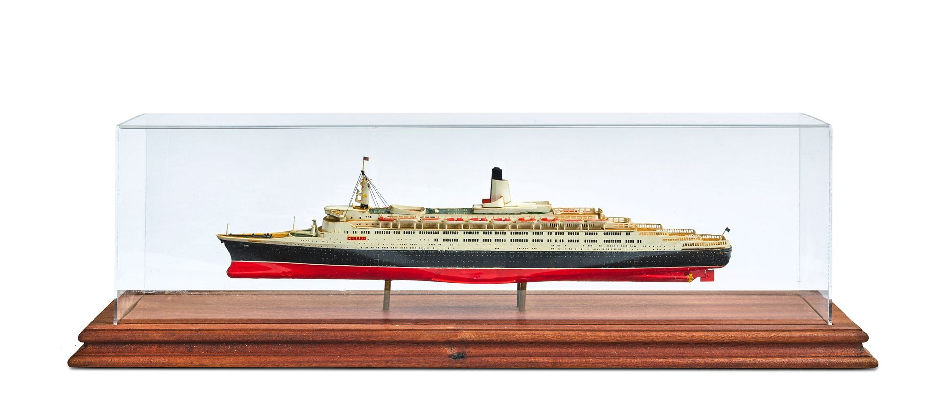 Null Painted wooden model of the Cunard "Queen Elizabeth 2" line
Wooden base und&hellip;