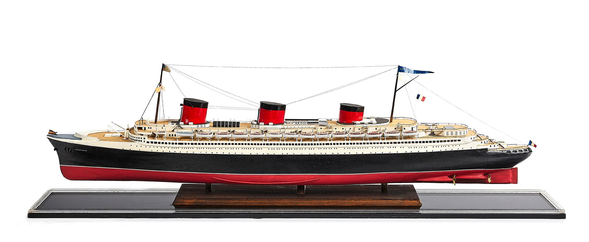 Null Maquette du SS «Normandie» en bois et métal sur son ber, la coque aux parti&hellip;