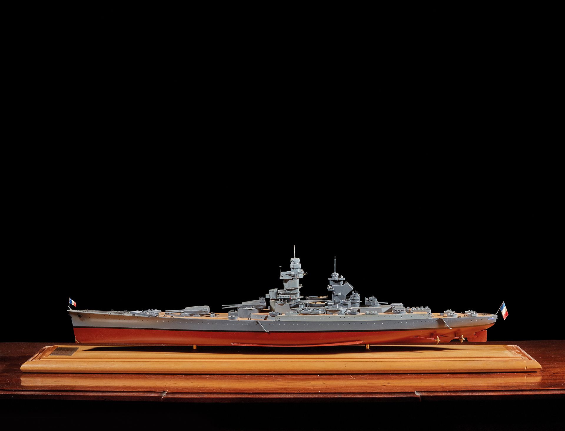 Null Modello di Cuirassé "Richelieu" in metallo su base di legno in una teca di &hellip;