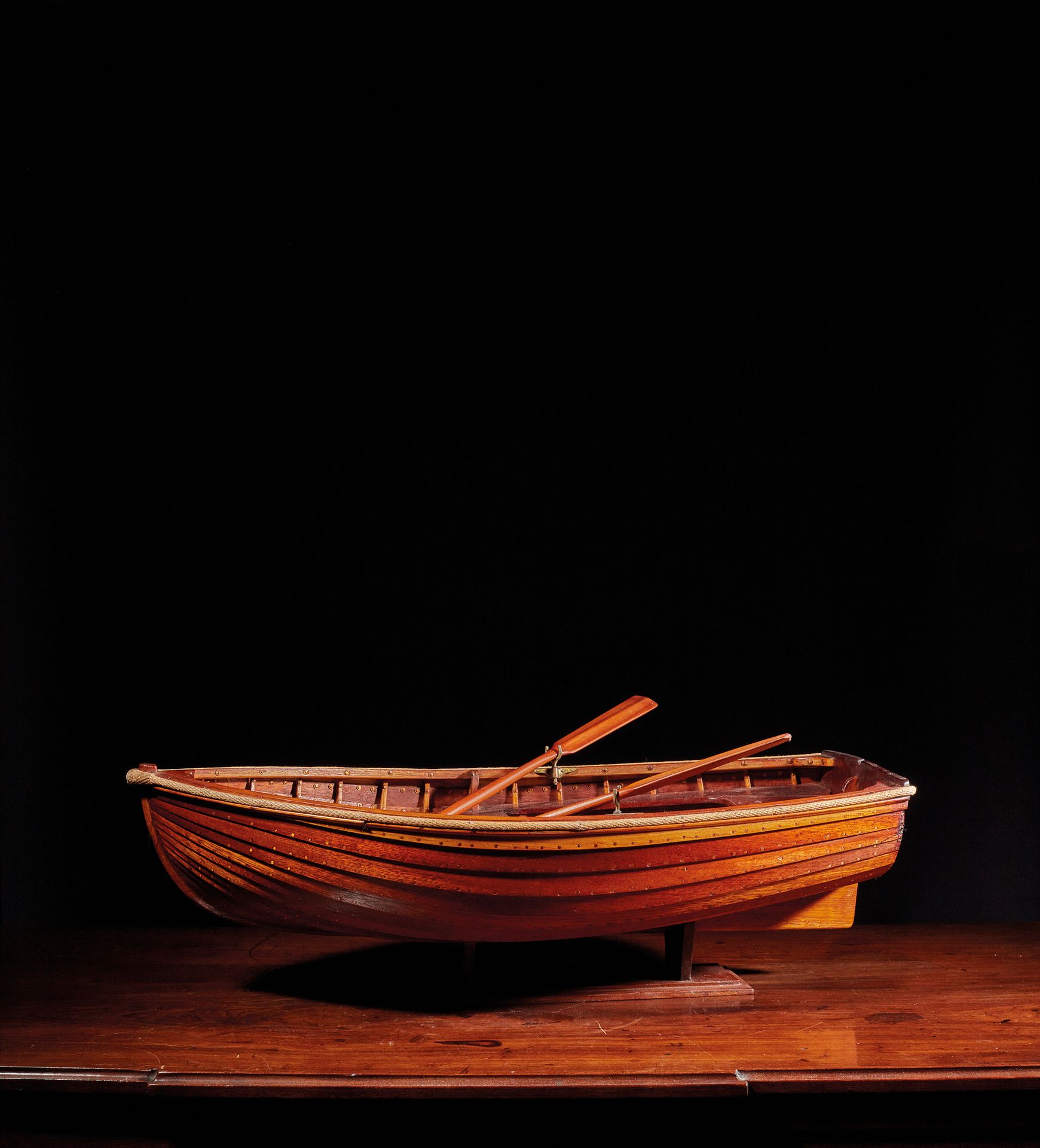 Null Modello di canoa o canotto a remi
Scafo realizzato con diversi tipi di legn&hellip;