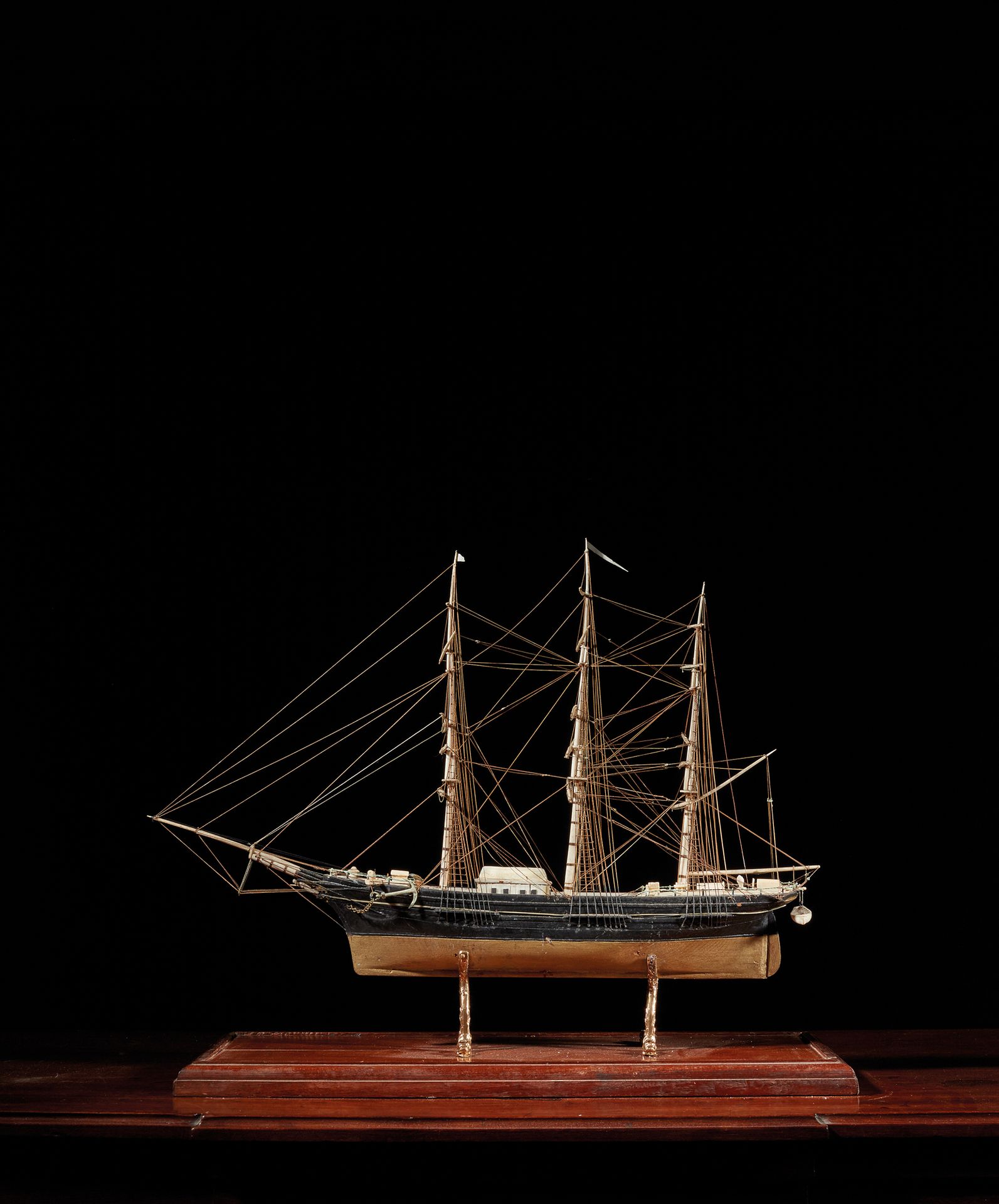 Null Modello di nave clipper in legno e osso. Scafo in legno dipinto, sartiame, &hellip;