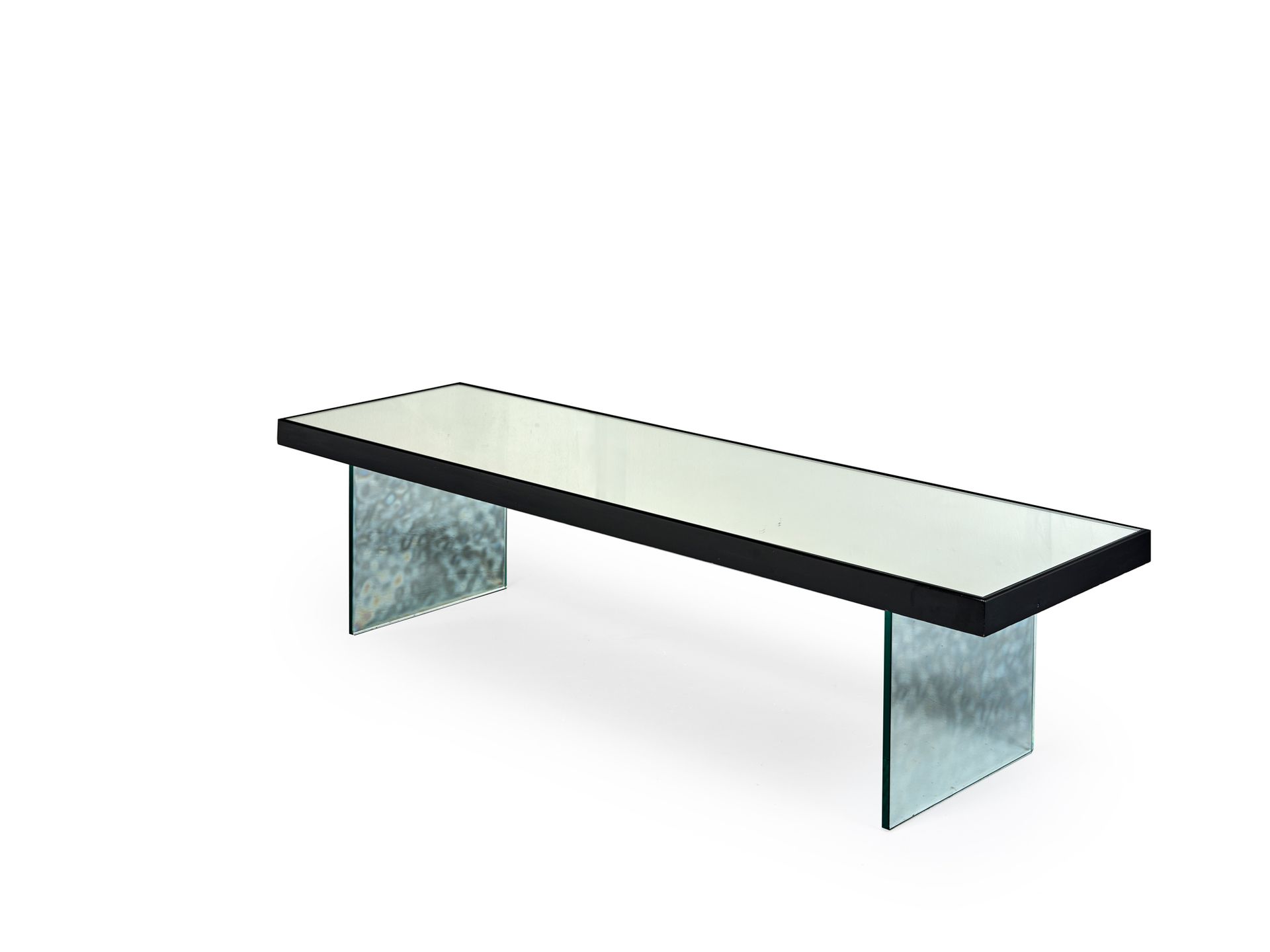 Jacques ADNET (1901-1984) 大型现代主义咖啡桌，长方形桌面，漆面木框，镜面桌面位于两块厚玻璃板上
高：44 厘米 宽：166.5 厘米 &hellip;