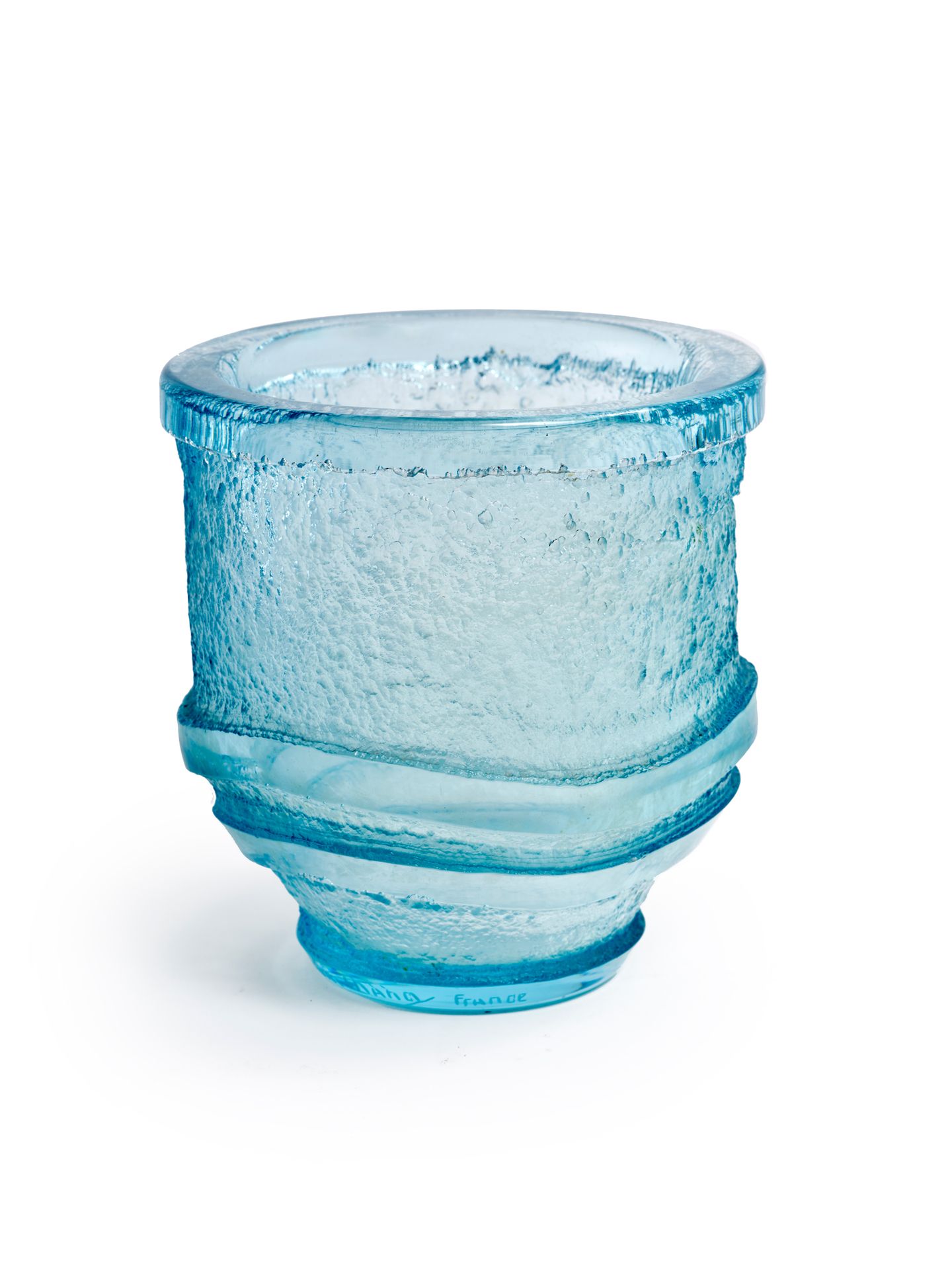 DAUM, Nancy Vase en verre épais teinté bleu à décor dune frise ondulante dégagée&hellip;