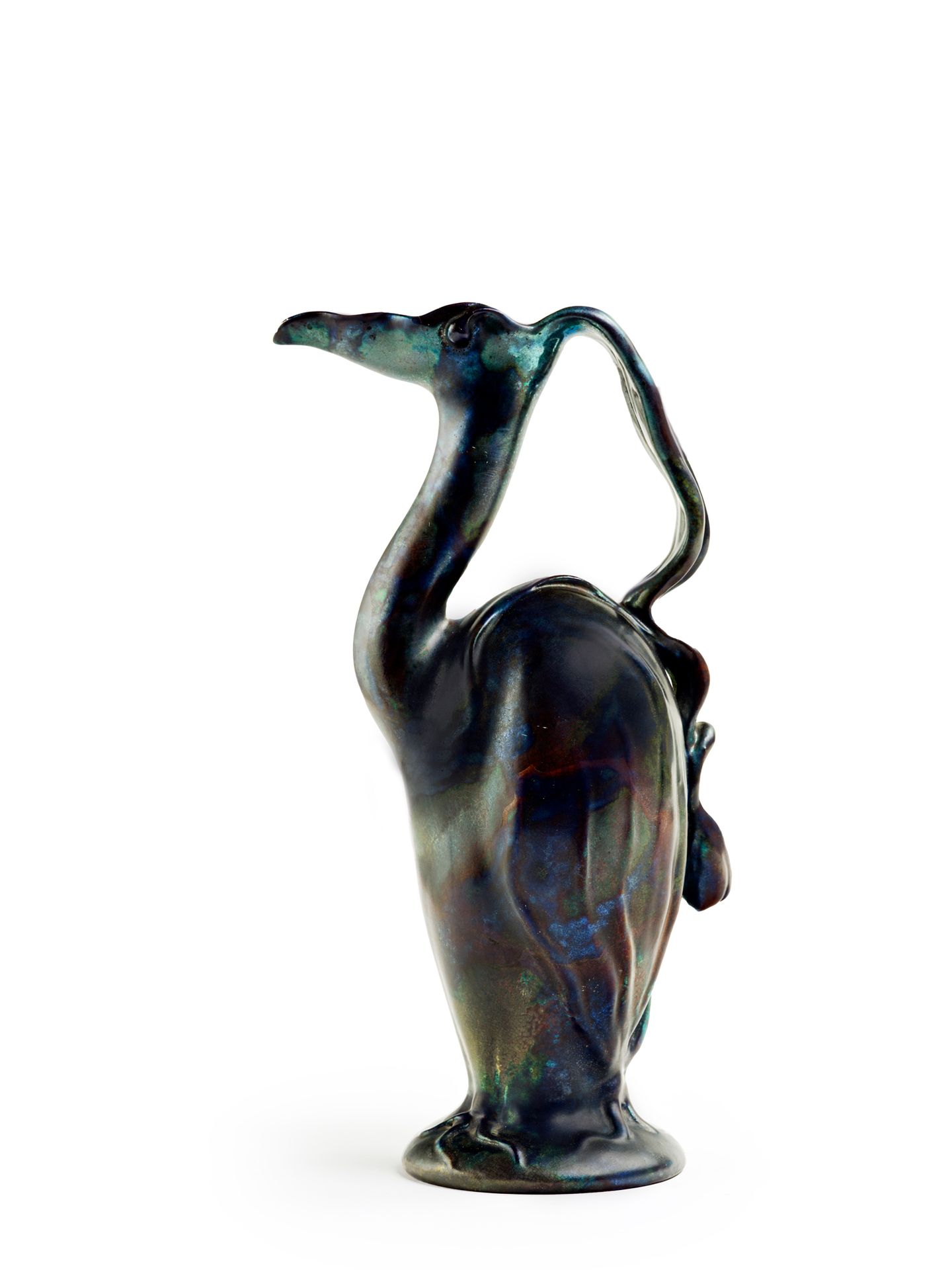 Vilmos ZSOLNAY (1840-1900) 一件罕见的带植物手柄的变体瓷釉陶壶，壶身施曙红釉，呈五彩蓝绿相间的铜色调。
签有 "Zsolnay Pec&hellip;