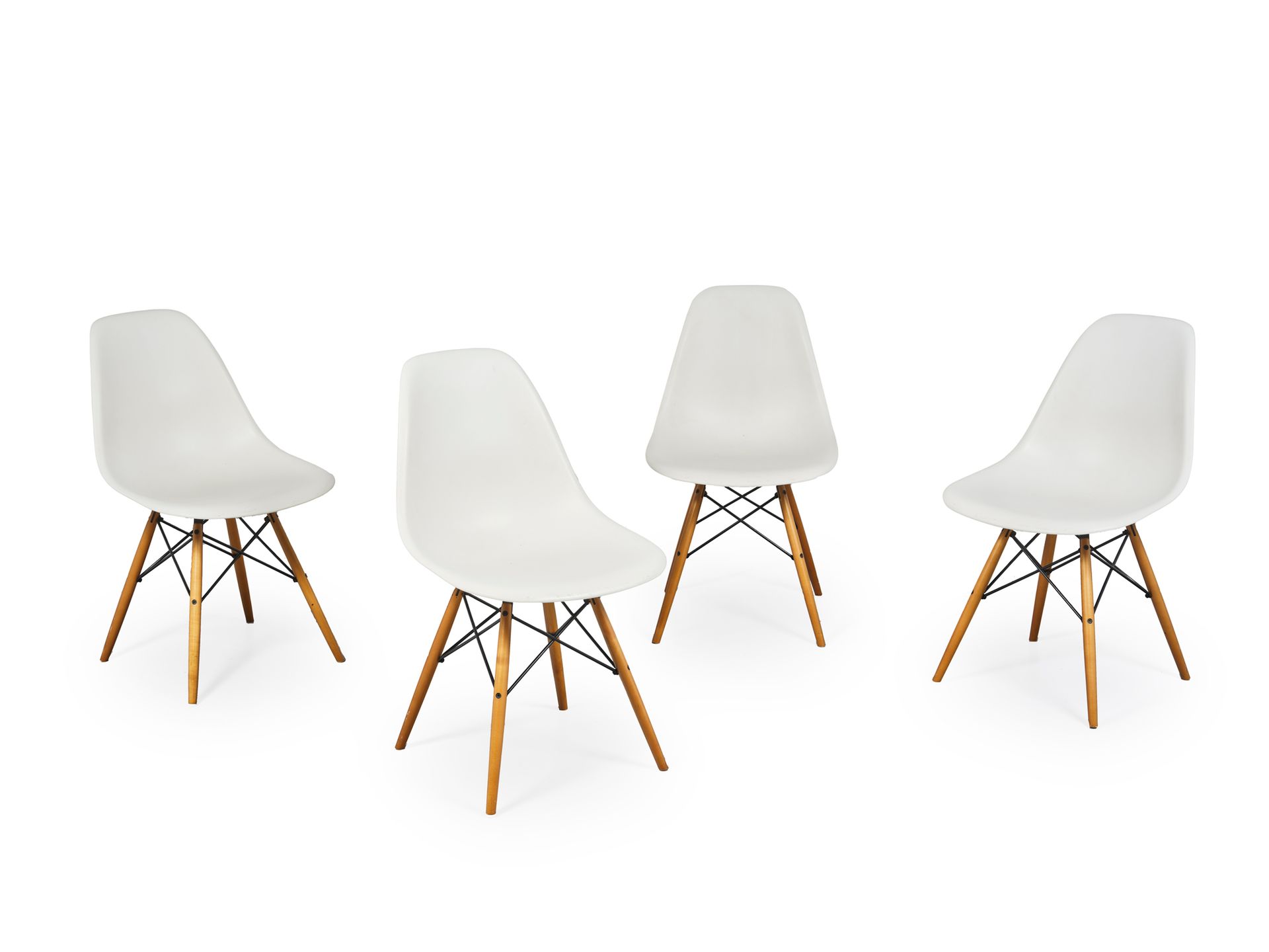 Charles (1907-1978) et Ray (1912-1988) EAMES Édition Vitra Suite of four chairs &hellip;